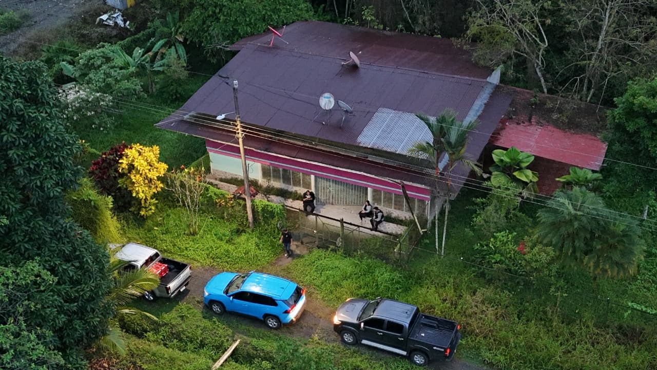 Agentes del OIJ de Batán allanaron una propiedad en B-Line de Matina, Limón, como parte de la investigación por la tentativa de homicidio de un policía.