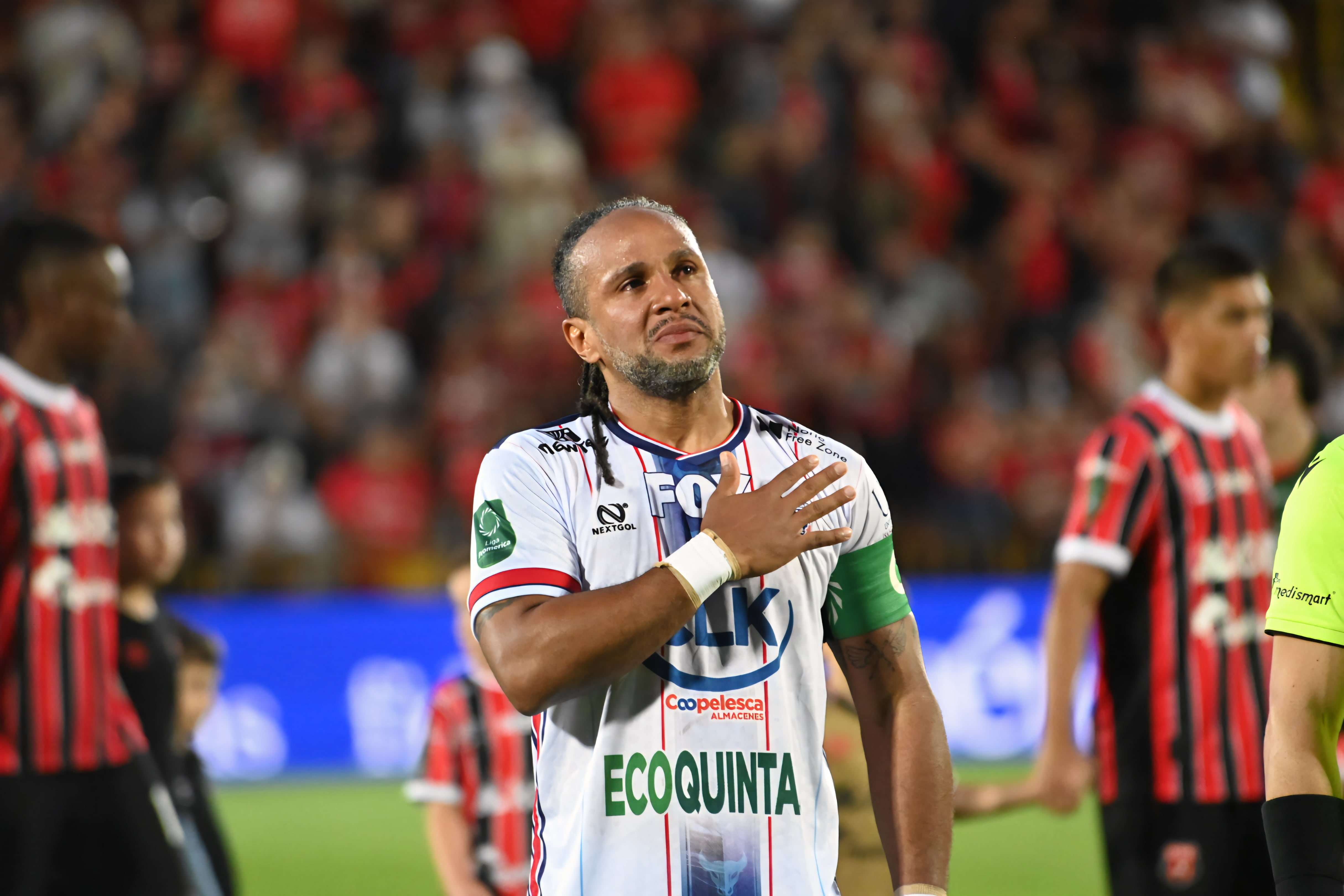 23 de agosto de 2026. Estadio Alejandro Morera Soto. 18:00 hrs. La Liga Deportiva Alajuelense juega contra la Asociación Deportiva San Carlos en partido correspondiente a la jornada 5 del Torneo de Apertura de la Liga Promérica. Otro dato relevante del juego es el retiro oficial del delantero Jonathan McDonald del fútbol. En la foto: Ismael Rescalvo técnico de la liga y Walter Centeno de San Carlos. Retiro del jugador Jonathan Mcdonald. Jugadas relevantes del partido. Foto: Albert Marin
