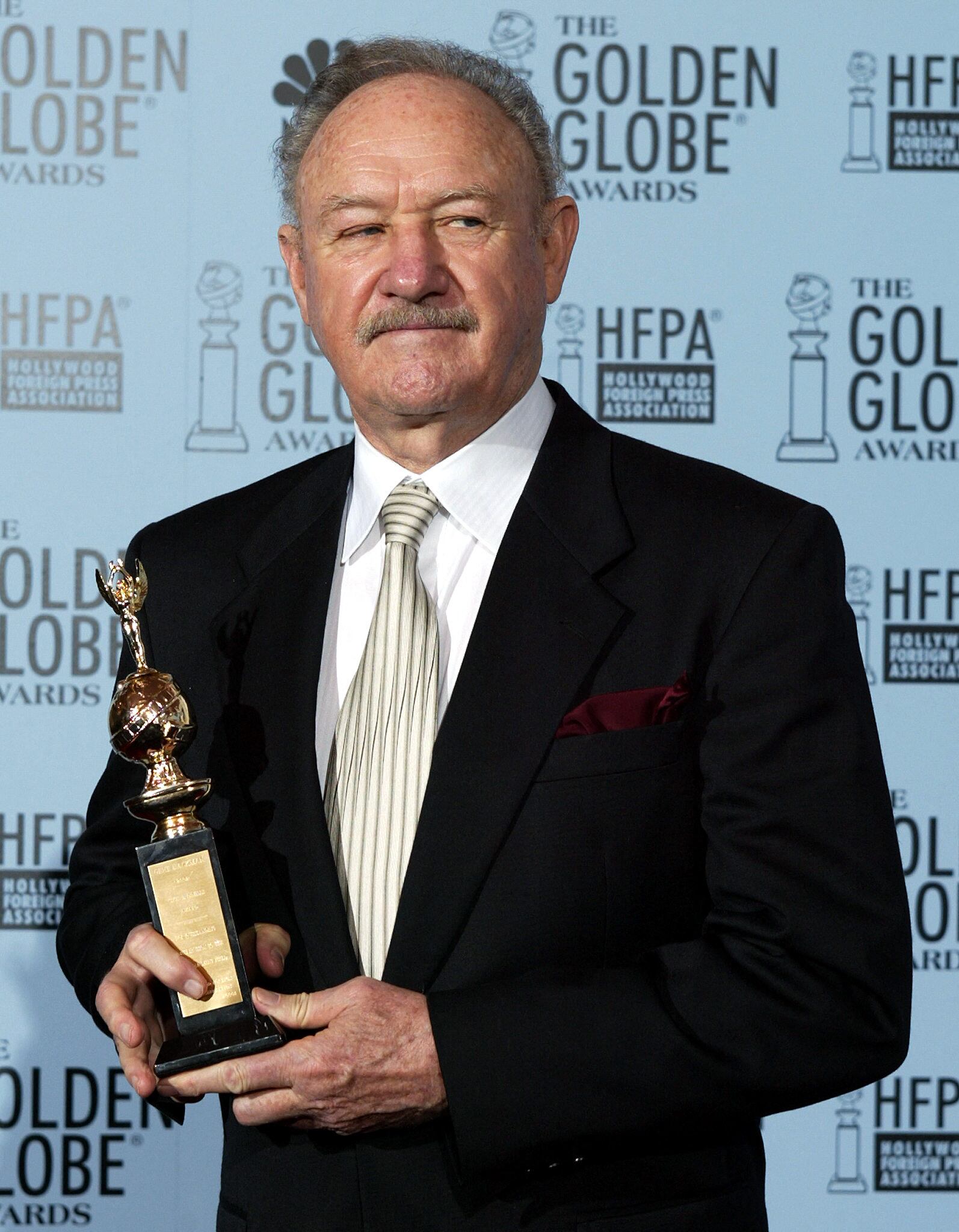 El actor Gene Hackman sostiene el premio Cecile B. DeMille en la 60.ª edición de los premios Globo de Oro en Beverly Hills, California, el 19 de enero de 2003.