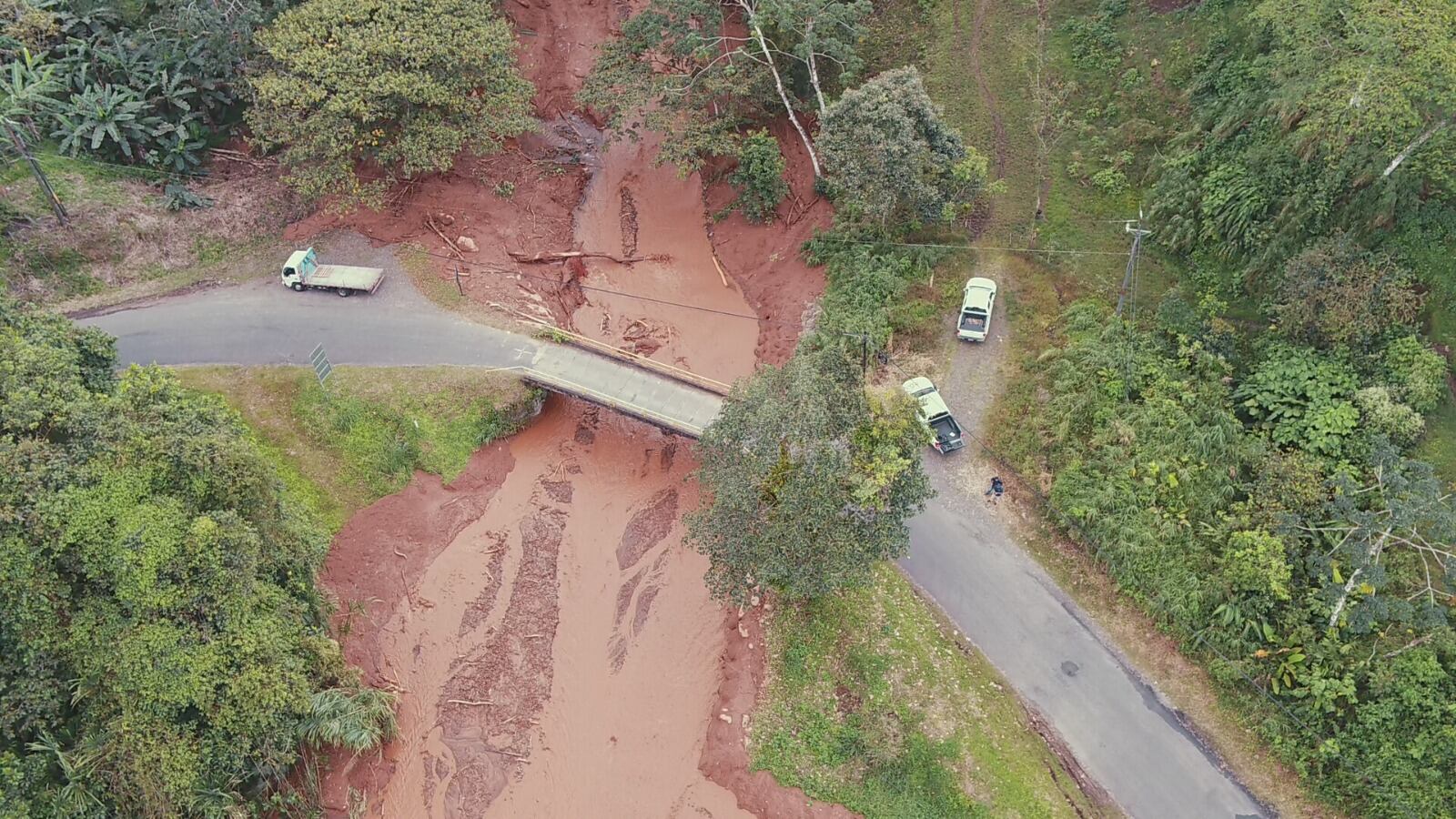 El puente de la ruta nacional N.° 936 entre San Ramón y San Carlos es la única estructura golpeada por las avalanchas, pero soportó el embate, aún así será revisado por el Conavi. Foto: CNE.