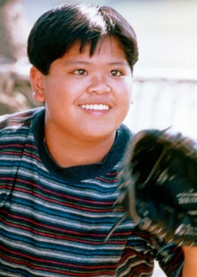 Imágenes compuestas del antes y después de los actores que interpretaron a los niños en la película 'Ricky Ricón'.