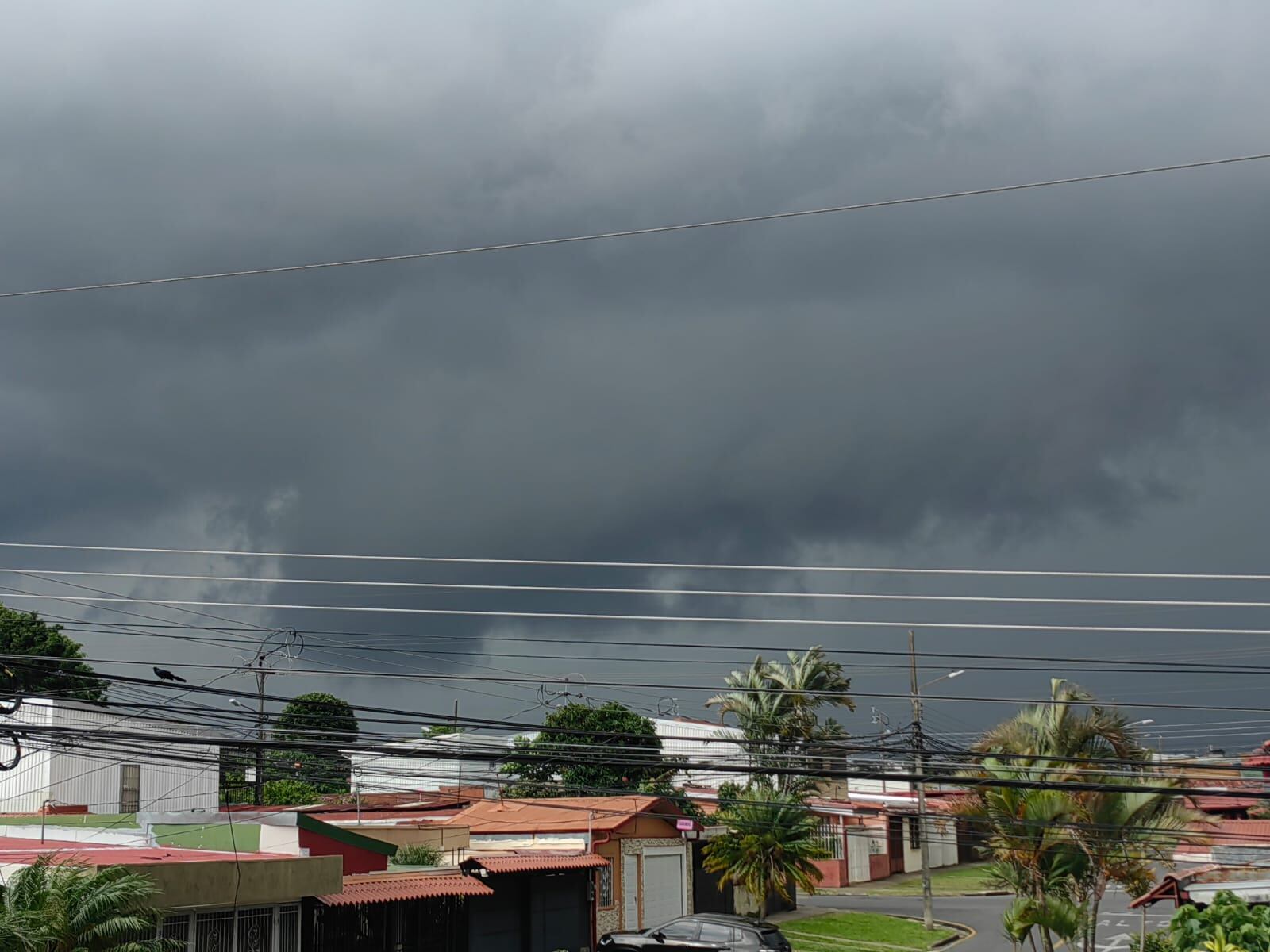 Desde el mediodía habían cumulonimbos amenazantes (cumulonimbos) al este del Valle Central. Foto: Dennis Rojas Ch.