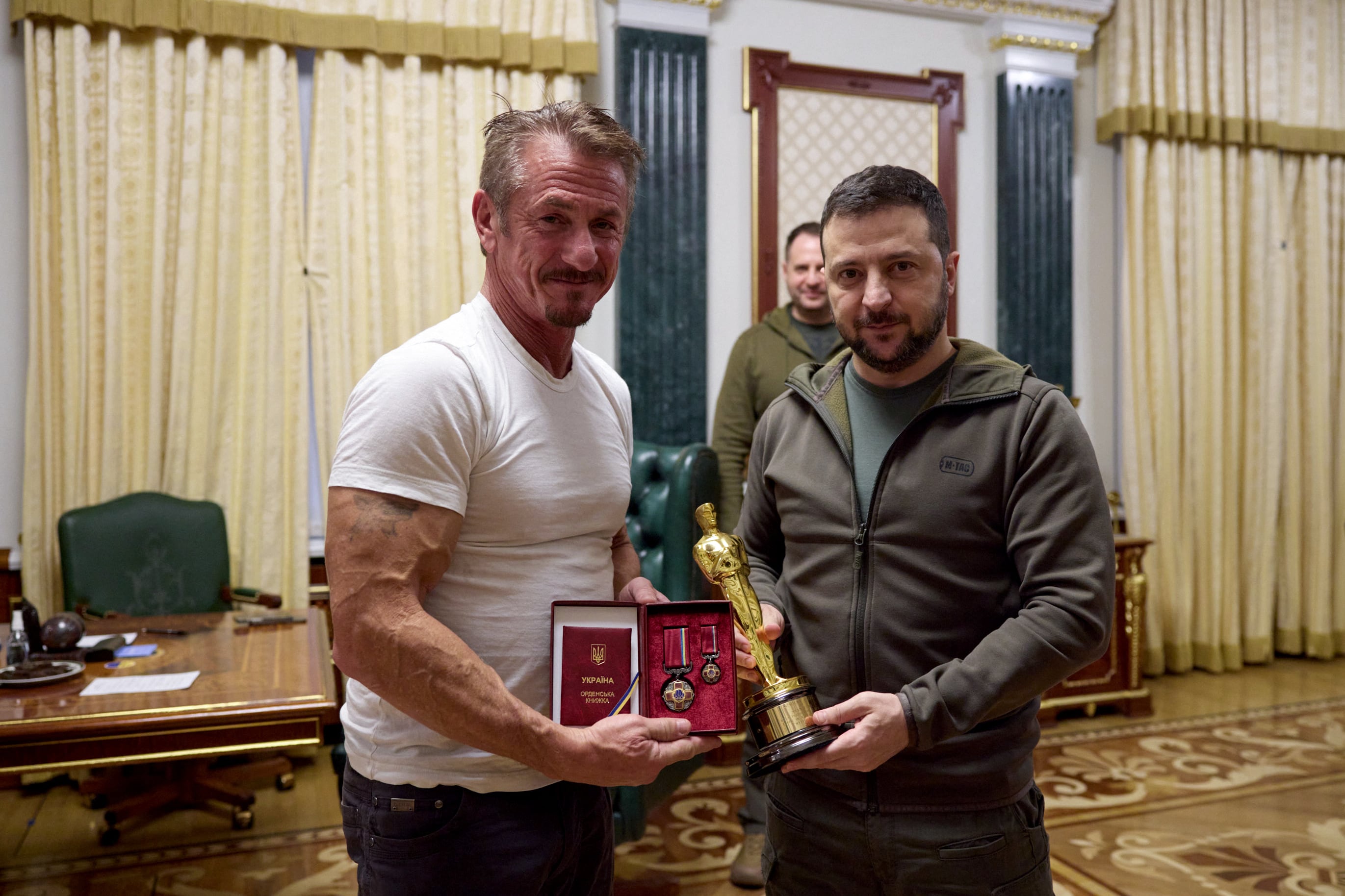 Esta imagen distribuida tomada y publicada por el servicio de prensa de la Presidencia de Ucrania el 8 de noviembre de 2022 muestra al presidente ucraniano Volodymyr Zelensky (der.) posando con el actor estadounidense Sean Penn (izq.) después de recibir la estatuilla del Oscar del actor y entregarle la Orden al Mérito de III grado durante una reunión en Kyiv.
(Foto: Servicio de Prensa de la Presidencia de Ucrania / AFP)
Uso restringido editorialmente – Crédito obligatorio: “AFP PHOTO / UKRAINIAN PRESIDENTIAL PRESS-SERVICE” – Prohibido su uso en marketing o campañas publicitarias – Distribuida como servicio para clientes.