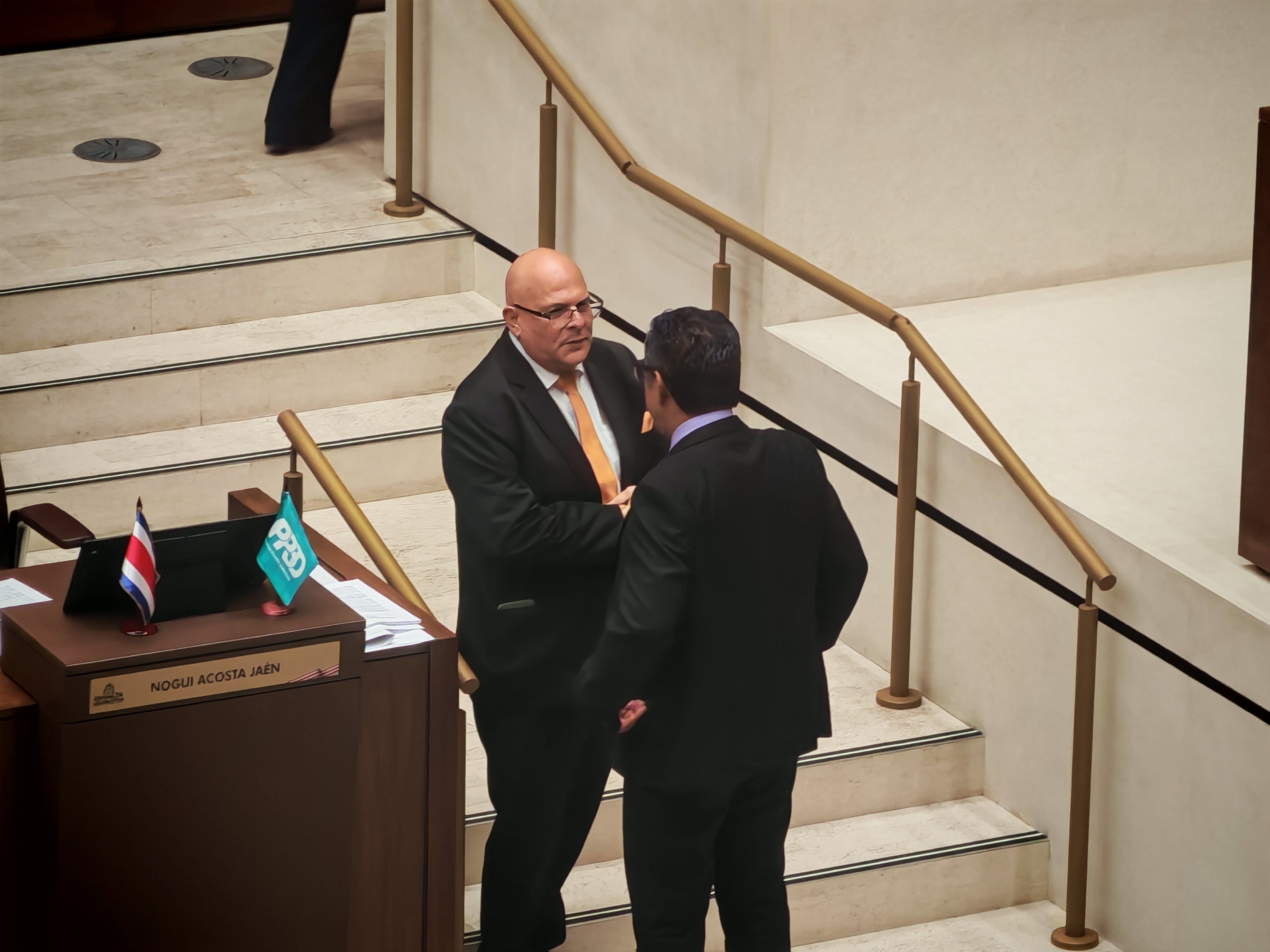 Fernando Obaldía y Nogui Acosta. El diputado Fernando Obaldía conversa con el jefe de fracción del PPSO, Nogui Acosta, en el plenario.