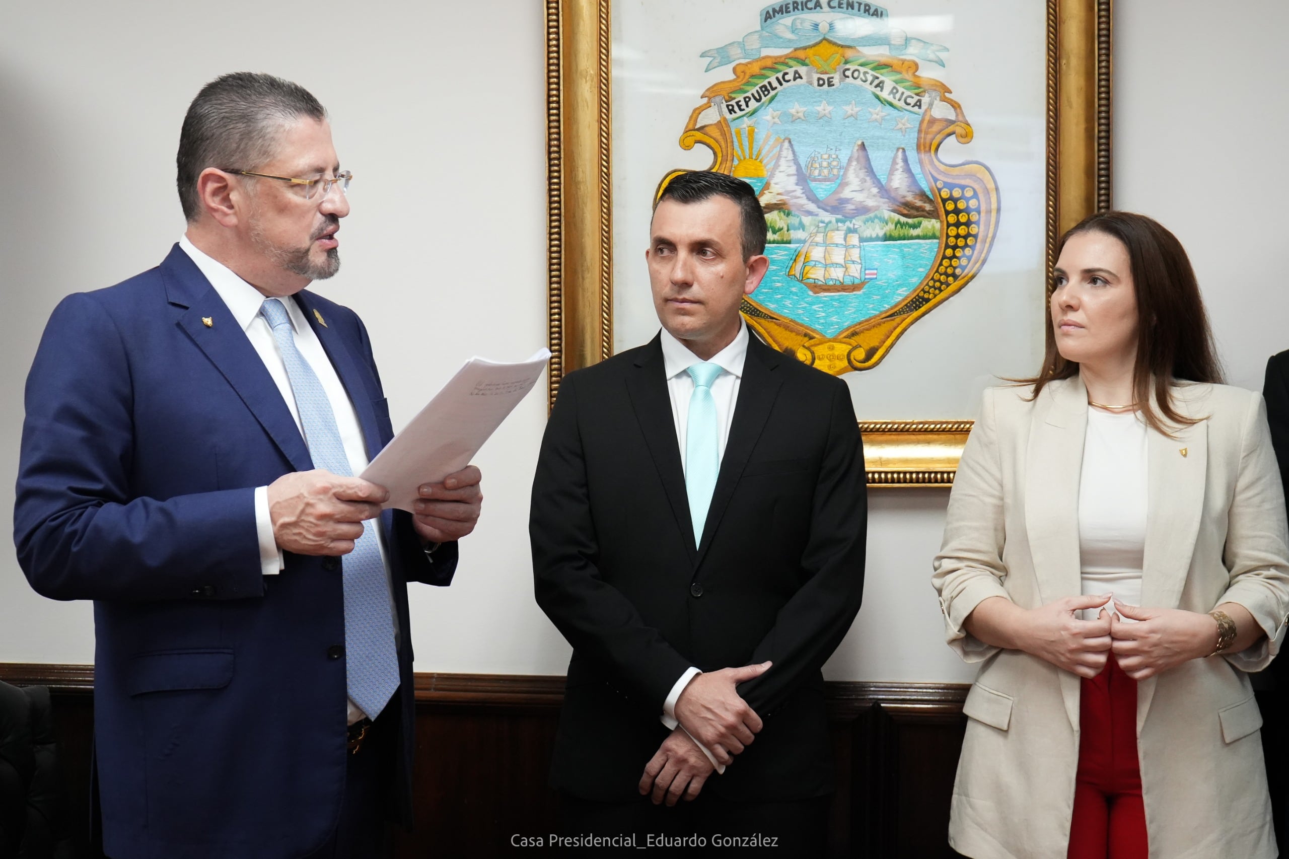 El presidente Rodrigo Chaves (izq.) juramentó a José David Córdoba (centro) y Esmirna Sánchez (der.), en la presidencia ejecutiva del CNP y del Sinart, respectivamente.