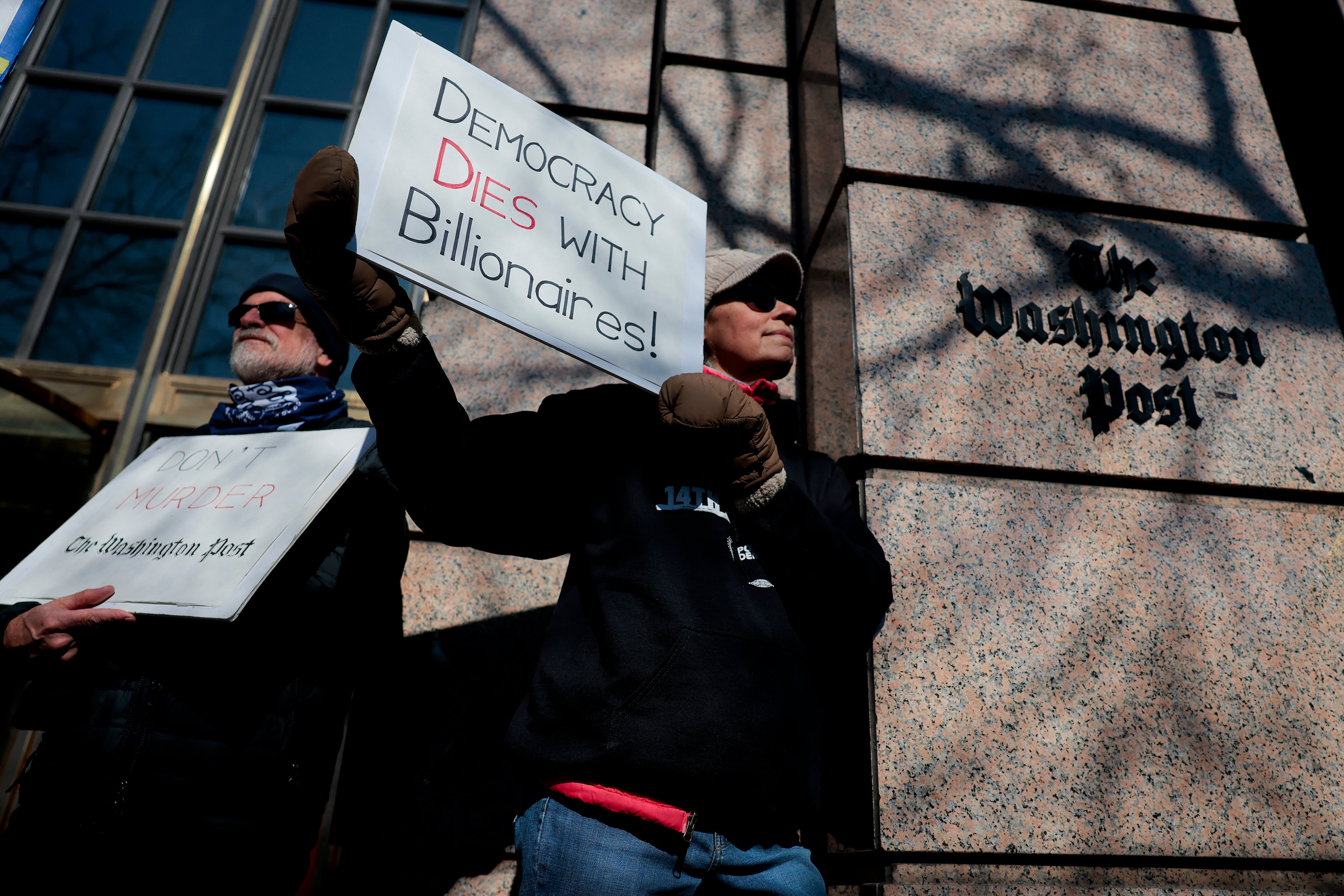 Decenas de personas se manifestaron enfrente de las oficinas de 'The Washington Post', el pasado 5 de febrero, en Washington, D. C., luego del anunció del despido de más de 300 periodistas. Foto: