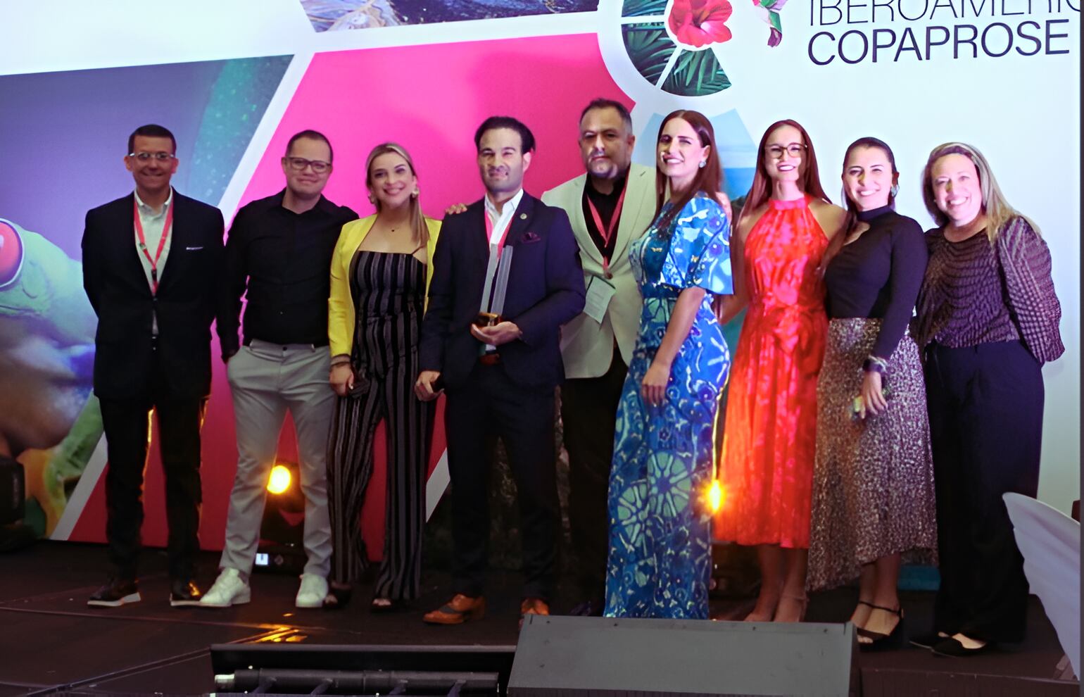 Equipo de BMI Seguros Costa Rica recibe el galardón como la mejor aseguradora del país.