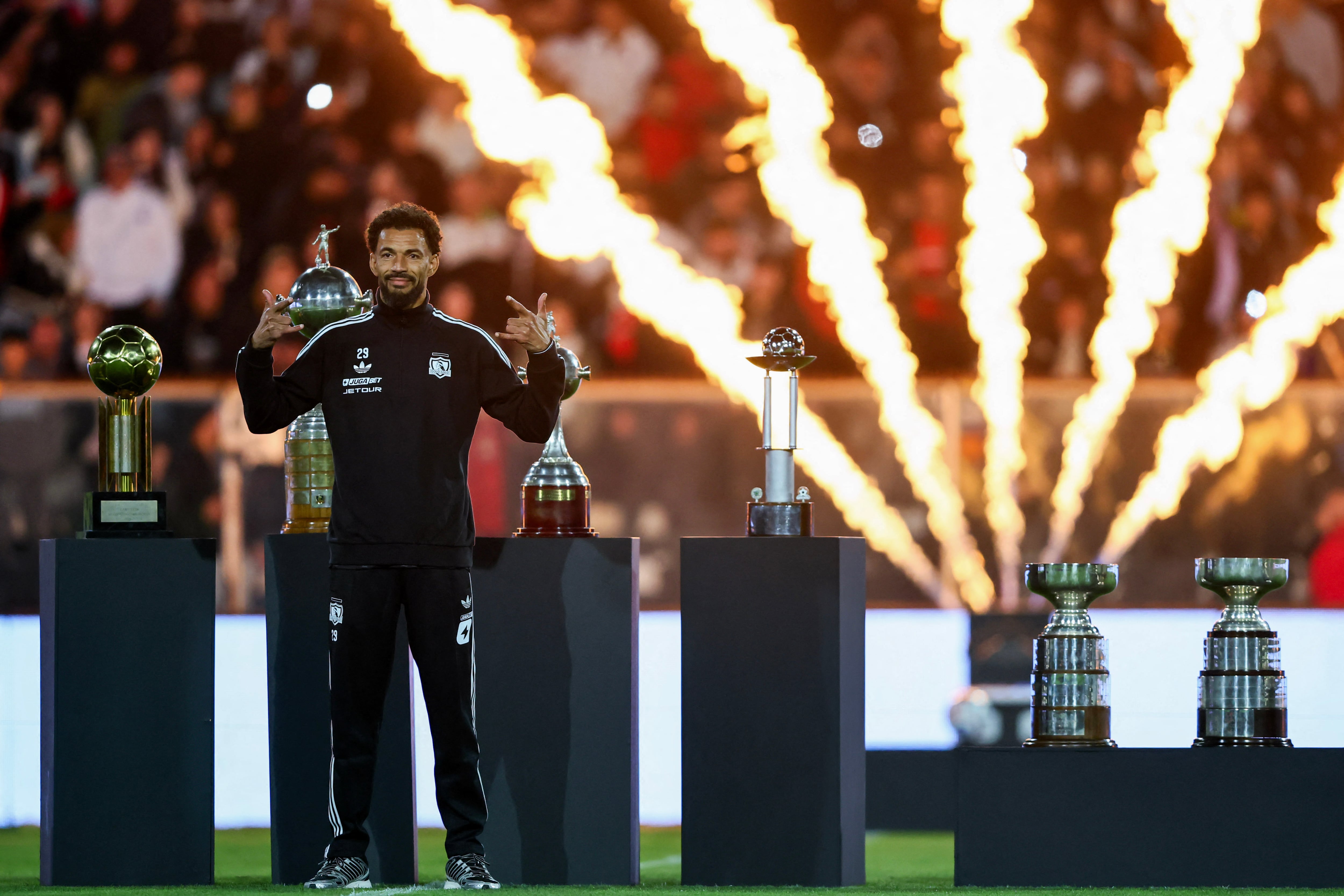 El arquero de Cabo Verde Vozinha saluda durante su presentación como nuevo jugador de Colo Colo, ante los aficionados en el Estadio Monumental de Santiago este 5 de agosto.