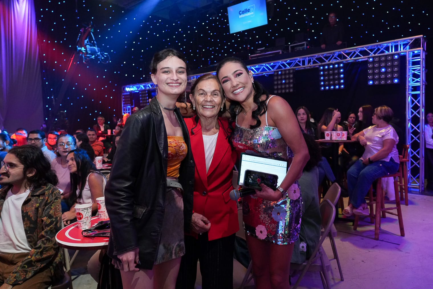 Imágenes del público, presentadores y detrás de cámaras del primer programa de El Chinamo de Teletica en su edición 2024.