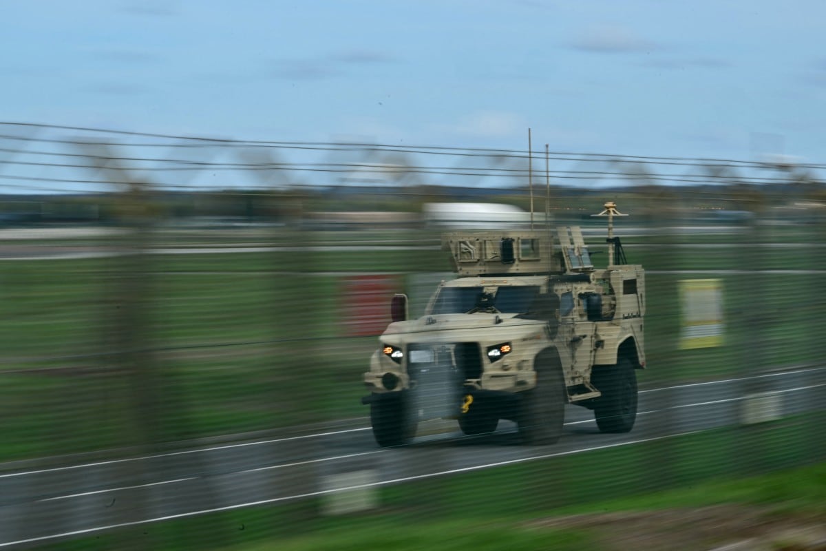 Un vehículo blindado patrulla el interior de la base de la RAF en Fairford, en el suroeste de Inglaterra, el 28 de septiembre de 2026, un día después de que la Policía Antiterrorista británica investigara un incidente «importante»
