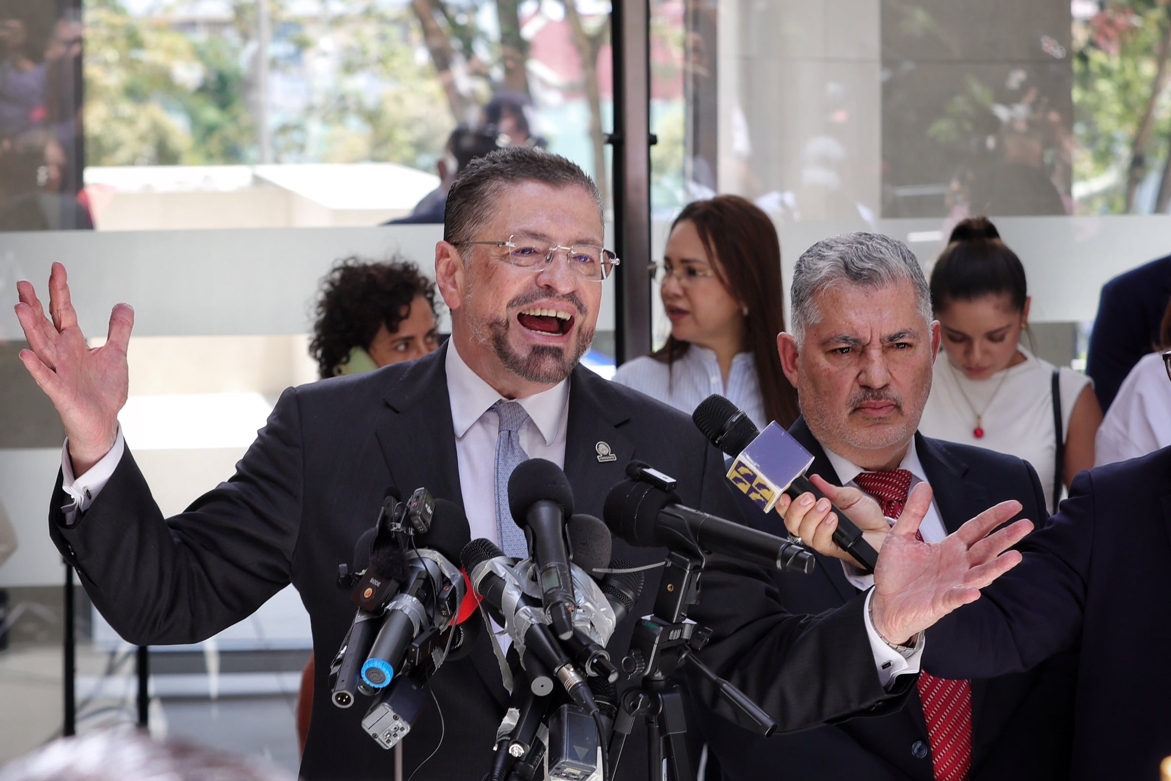 Rodrigo Chávez posterior a la comparecencia con diputados en la Asamblea Legislativa