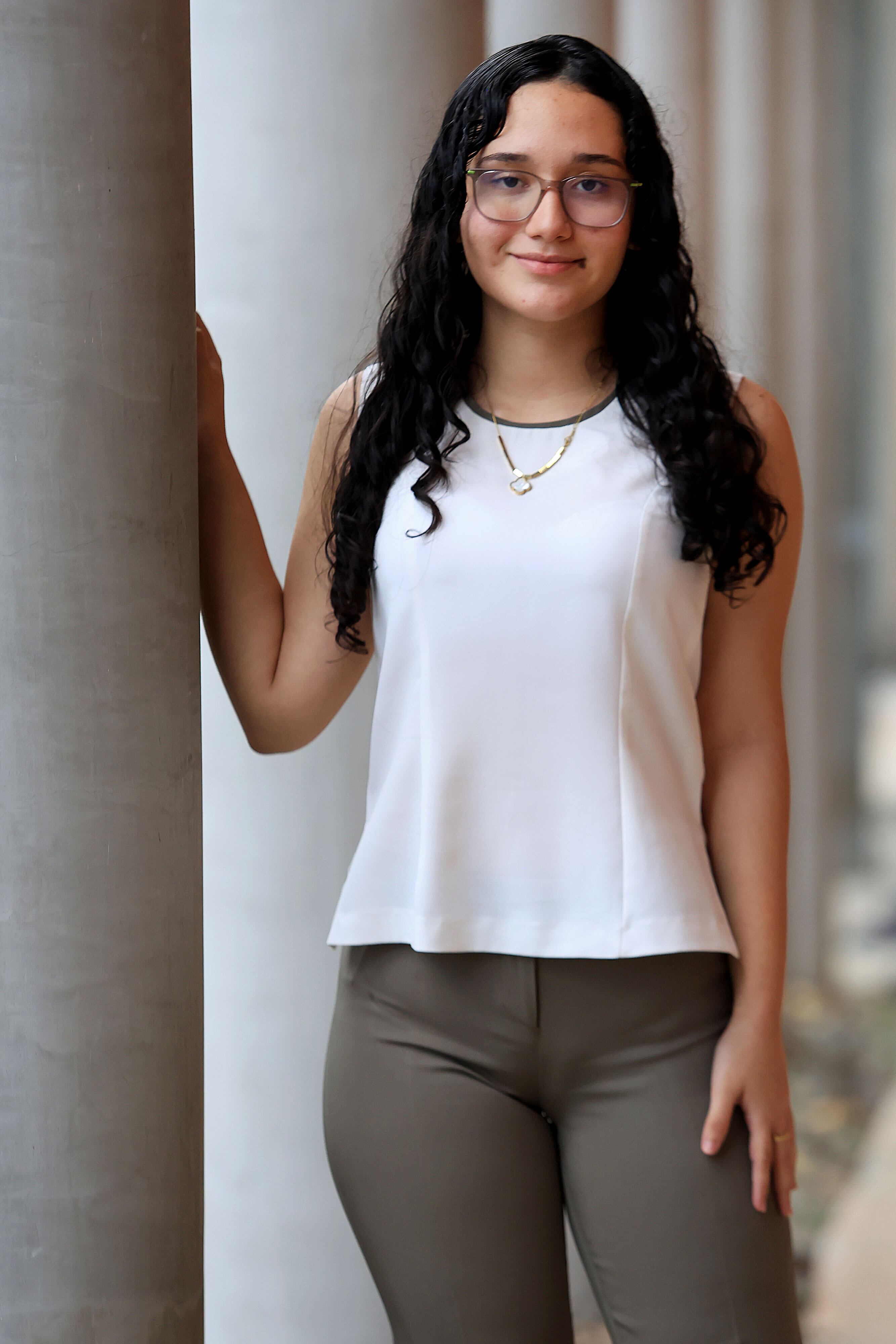 Joven Johanna Jiménez posa paara una foto