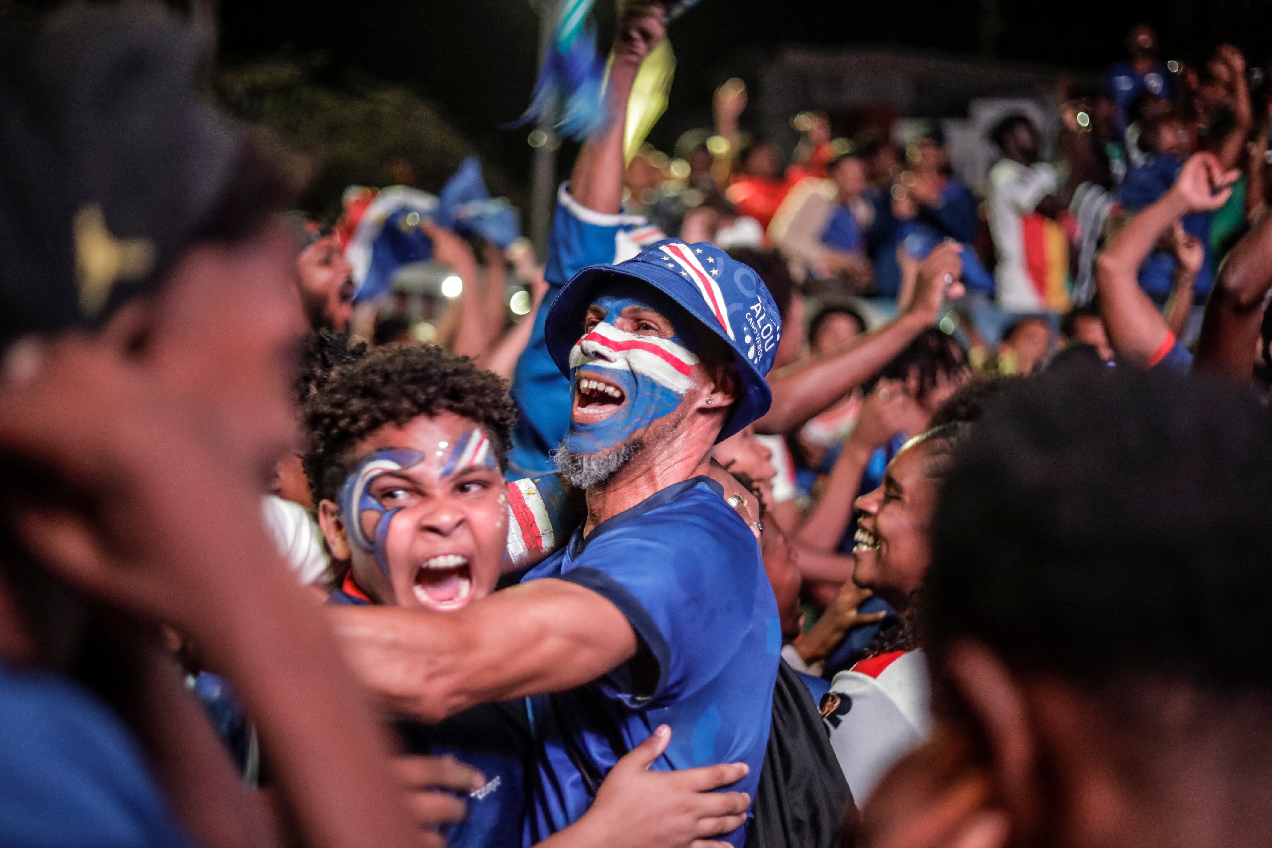 Aficionados de Cabo Verde festejan en la capital del pequeño país africano, Praia, luego de la hazaña de clasificar a la siguiente fase del Mundial.