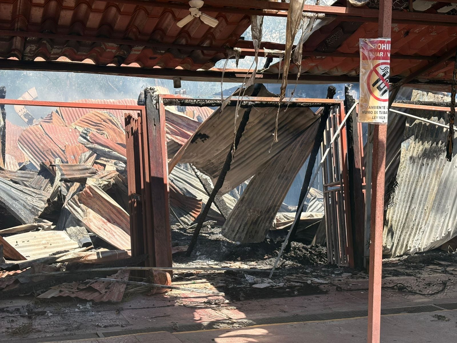 Las llamas también alcanzaron una tienda de souvenirs cercana, lo que provocó pérdidas materiales adicionales en el sitio.