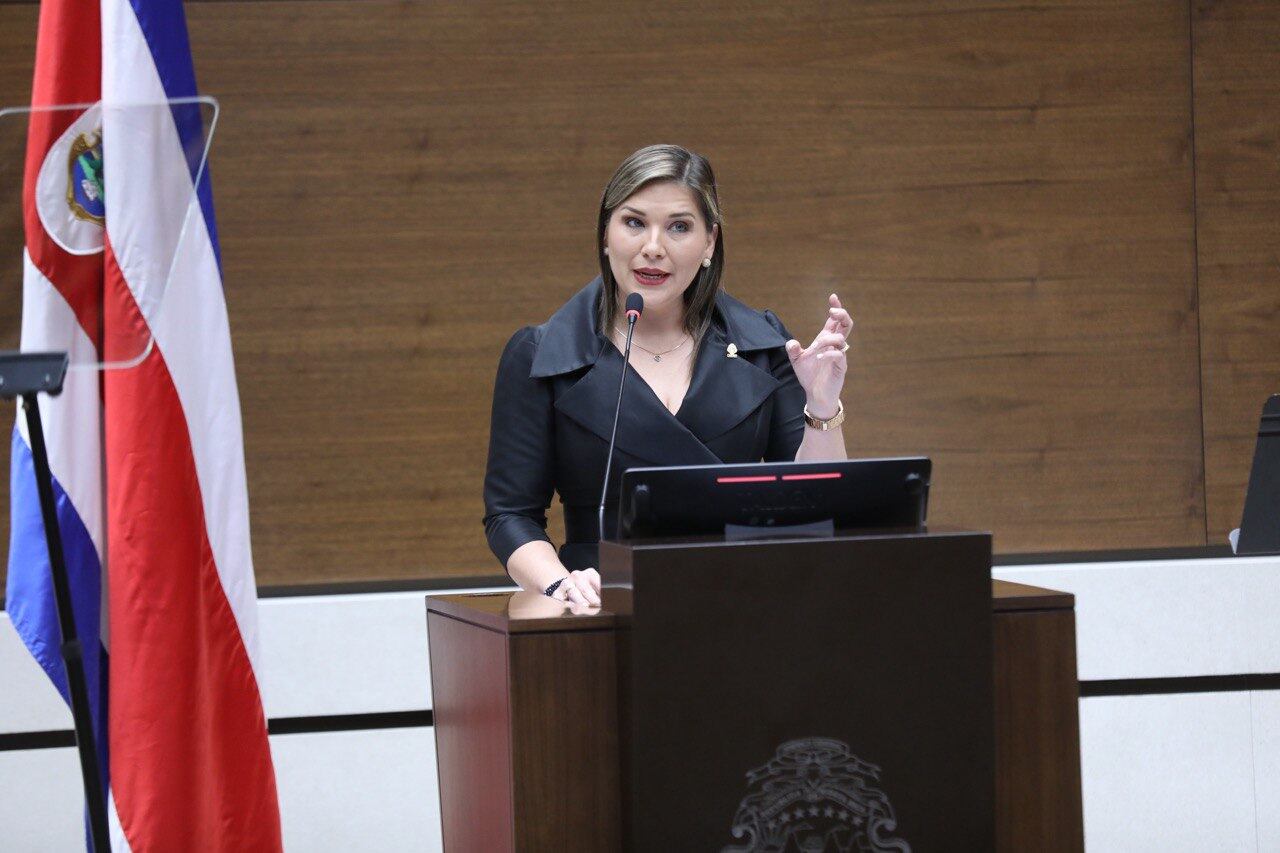 Conmemoración del Día de la Democracia y celebración del 75 aniversario de la Constitución Política.