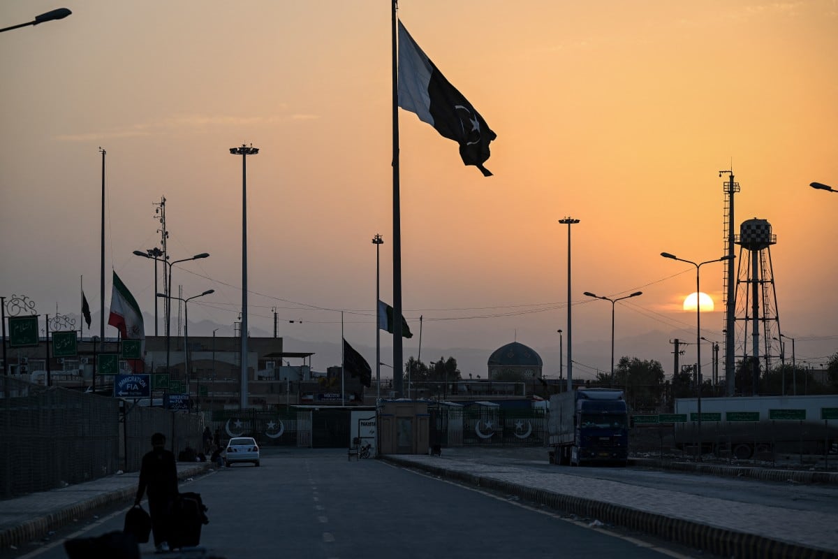 Ciudadanos pakistaníes arrastraban maletas a través de la frontera desde el vecino Irán, describiendo el lanzamiento de misiles y el caos en los viajes mientras intentaban abandonar el país tras los ataques realizados por Estados Unidos e Israel.