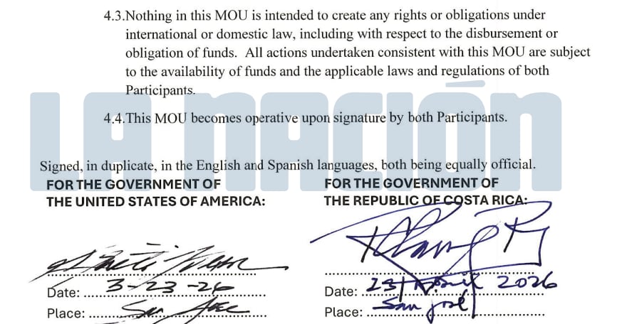 Firma del presidente de la República, Rodrigo Chaves Robles, en el acuerdo migratorio suscrito con Estados Unidos.
