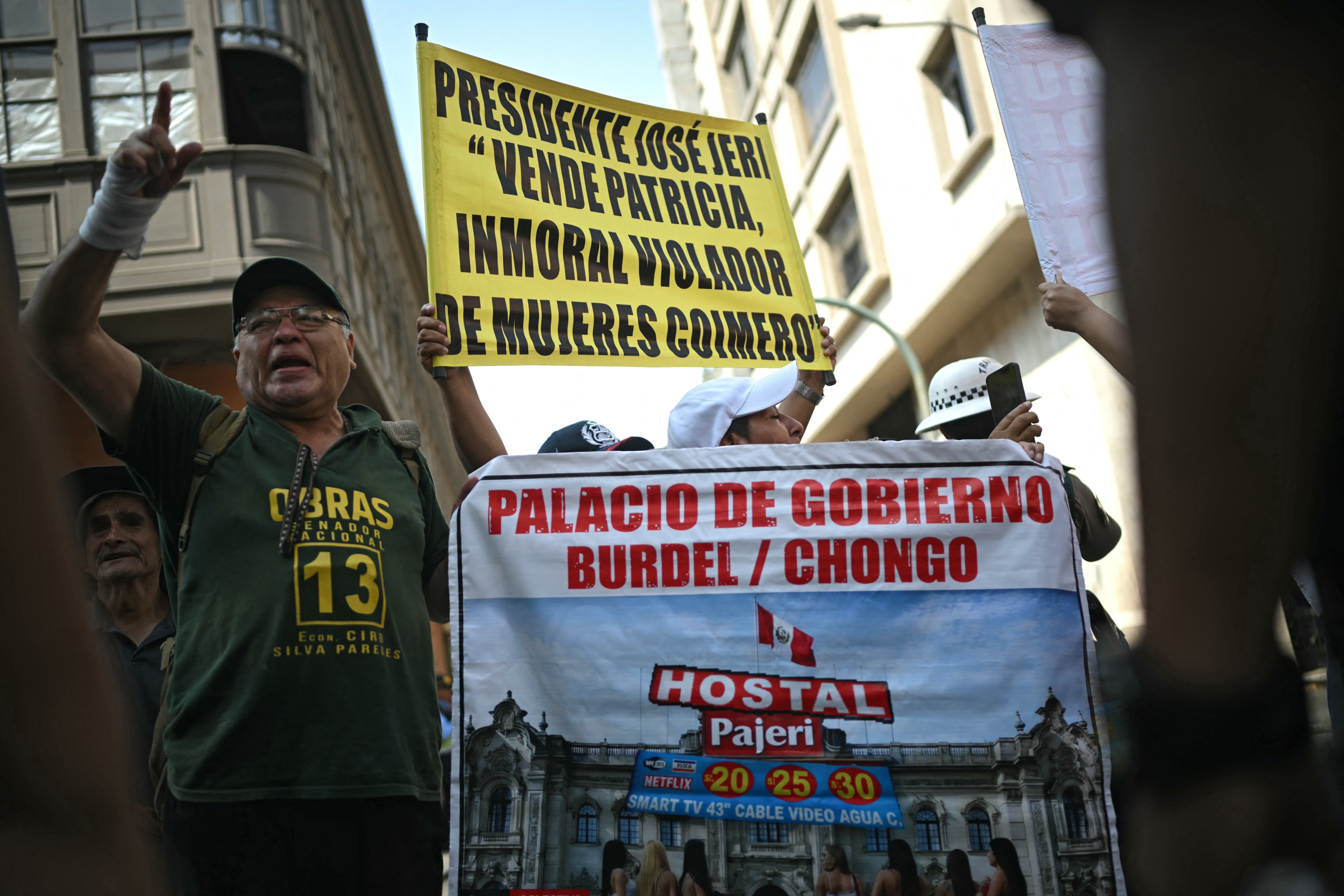 Personas protestan contra el presidente de Perú, **José Jeri**, con carteles que dicen: “Presidente José Jeri inmoral, violador de mujeres, sobornador” y “Palacio de Gobierno, burdel”, afuera del edificio **Faustino Sánchez Carrión** del poder legislativo, donde el Congreso de Perú se dispone a considerar si lo destituye, en Lima, el 17 de febrero de 2026.
Jeri, el séptimo jefe de Estado del país en 10 años, está acusado de la contratación irregular de varias mujeres en su gobierno, y una moción para destituirlo por presunto tráfico de influencias recibió el respaldo de decenas de legisladores. (Foto de ERNESTO BENAVIDES / AFP)