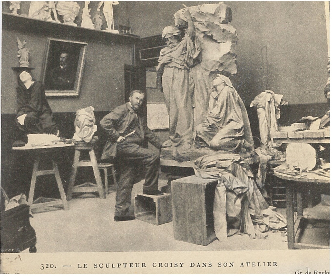 El escultor Aristide Croisy en su estudio.