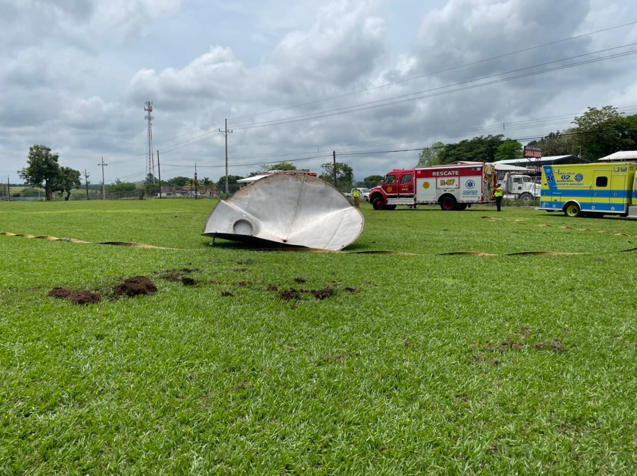 Producto de la onda expansiva, parte de los materiales del tanque volaron por los aires. Foto: Bomberos para LN.