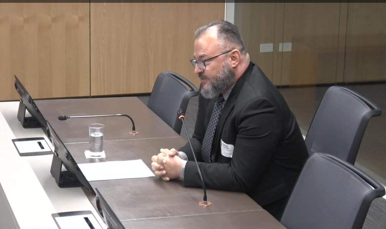 El subdirector de Aviación Civil aseguró que su participación en el proceso se limitó a remitir las ofertas para reparar la pista a la CNE. Foto: Captura de video.