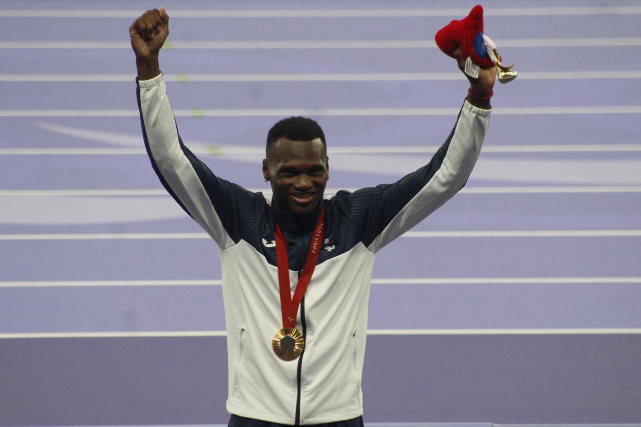 Sherman Guity explotó de la alegría cuando recibió su medalla de oro, luego de finalizar la prueba de los 200 metros lisos.