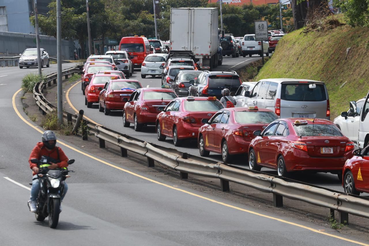 Autobuseros se manifestaron en el paseo Colón en contra de la regulación de plataformas de transporte
