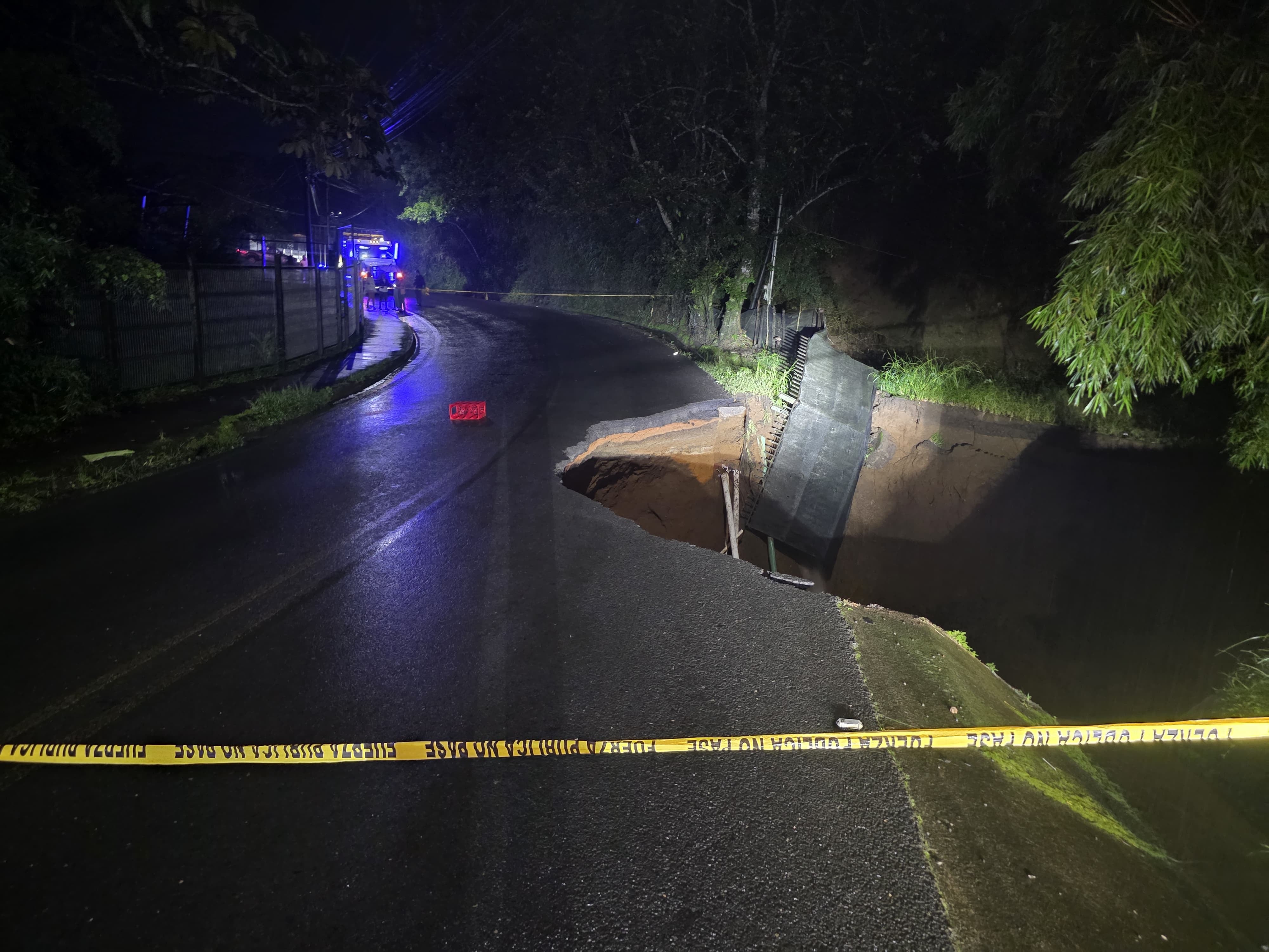 Hundimiento afectó cerca de la mitad de la ruta 140, entre La Llanada y el centro de Ciudad Quesada, lo que obligó al cierre del paso vehicular.