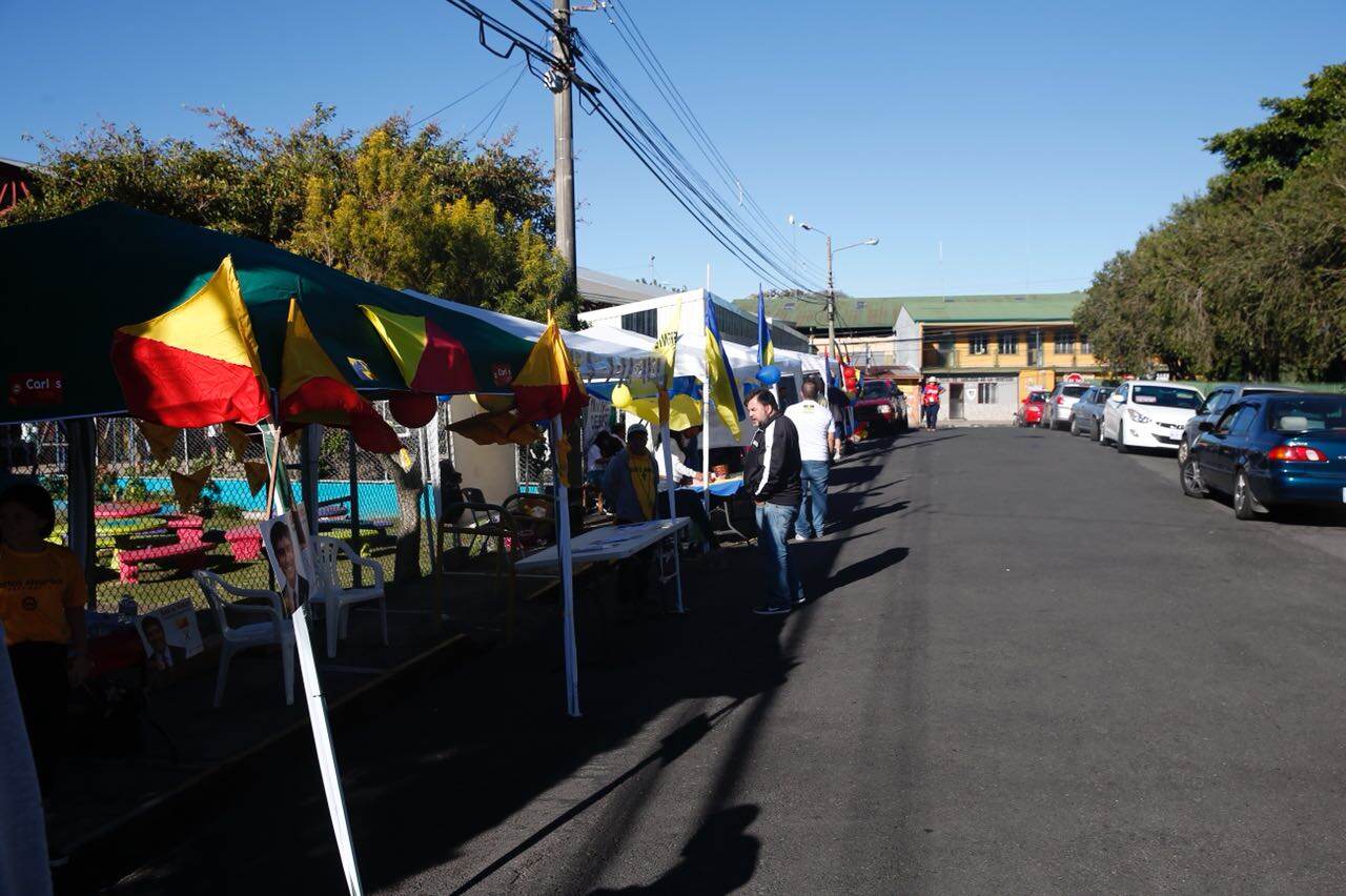 04/02/18. San José de la Montaña, Barva, Heredia. Ambiente frío fuera de la escuela. Pero con movimiento en las urnas de Votación. Votaciones 2018. Fotografía Alejandro Gamboa Madrigal