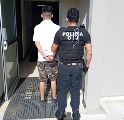 Policías de varias unidades realizaron el operativo en Orotina, para detener al sospechoso de matar a otro joven en un bar. Foto: Cortesía OIJ.