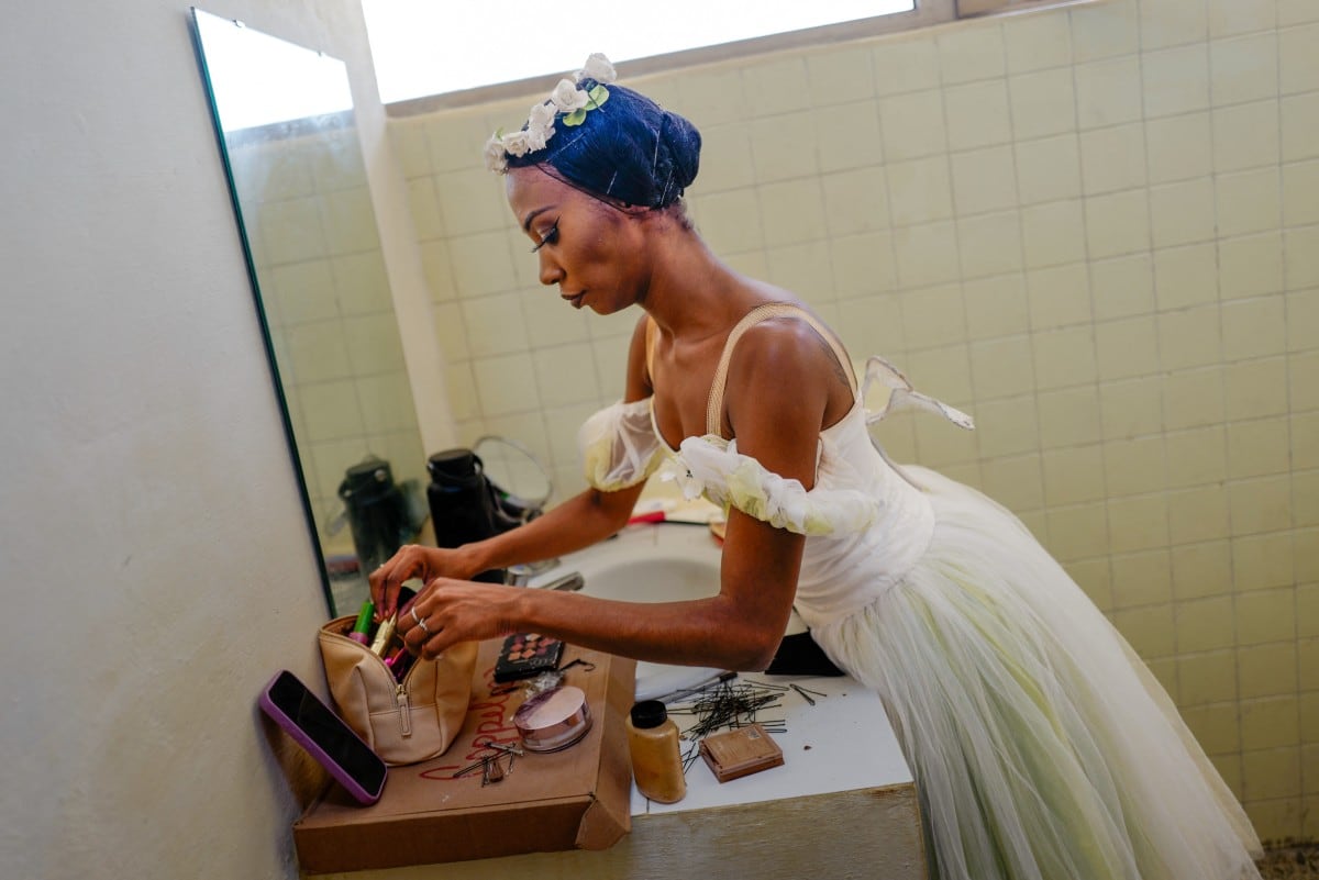 a bailarina Laura Kamila Rojas, de 25 años, se prepara el maquillaje en un camerino antes de los ensayos de Giselle en el Teatro Nacional de Cuba, en La Habana, el 8 de mayo de 2026.