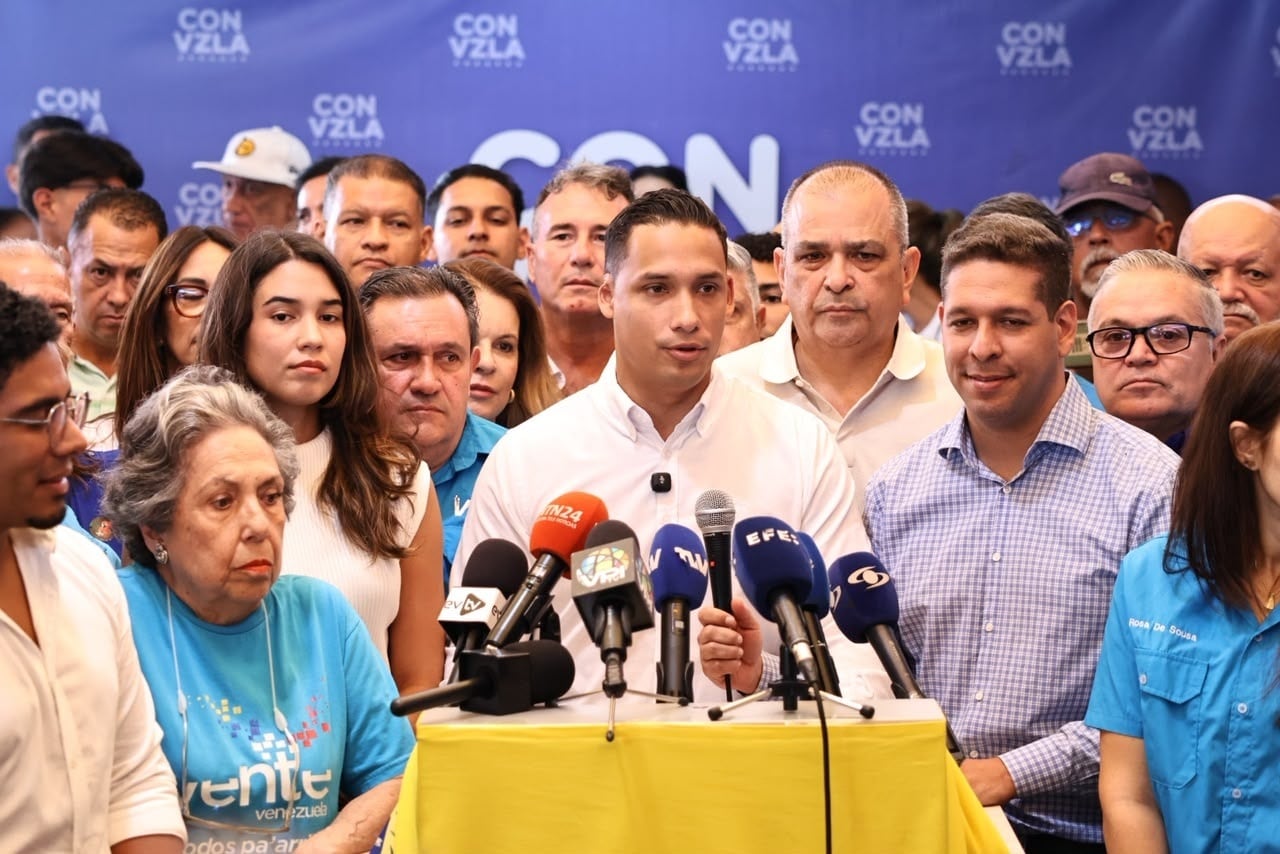 Miles marchan en Venezuela por elecciones presidenciales y el regreso de Machado