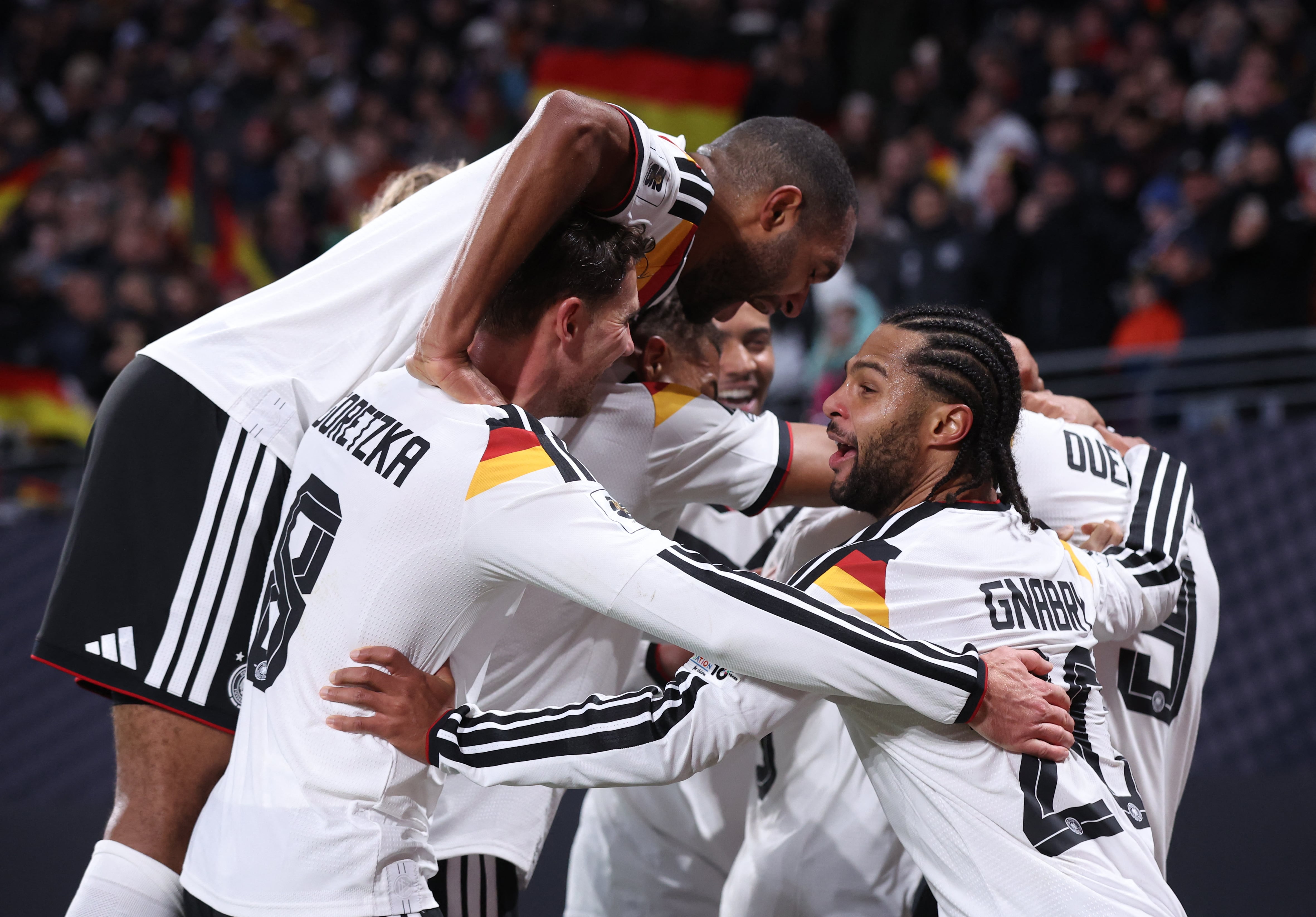 Jugadores de Alemania festejan tras ganarle a Eslovaquia y amarrar el boleto al Mundial 2026.