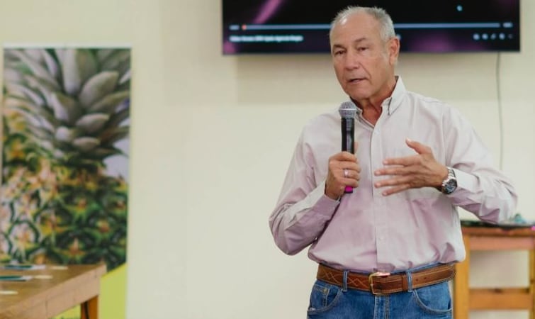 Alfredo Volio Pérez con micrófono en mano.