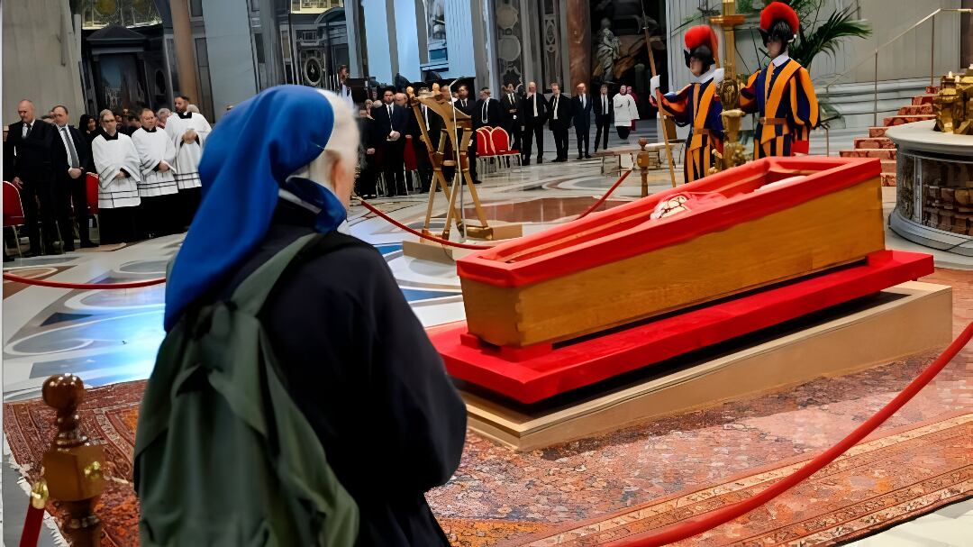 Sor Geneviève Jeanningros, la monja amiga del papa Francisco que rompió el protocolo