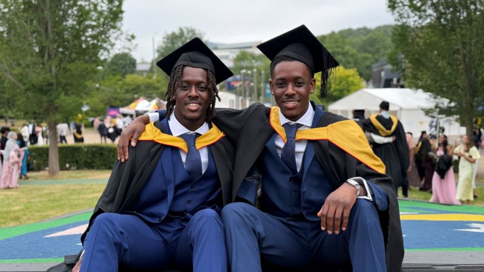 Los gemelos británicos completaron el mismo recorrido universitario y arrancarán sus prácticas en Milton Keynes antes de ejercer como científicos biomédicos.