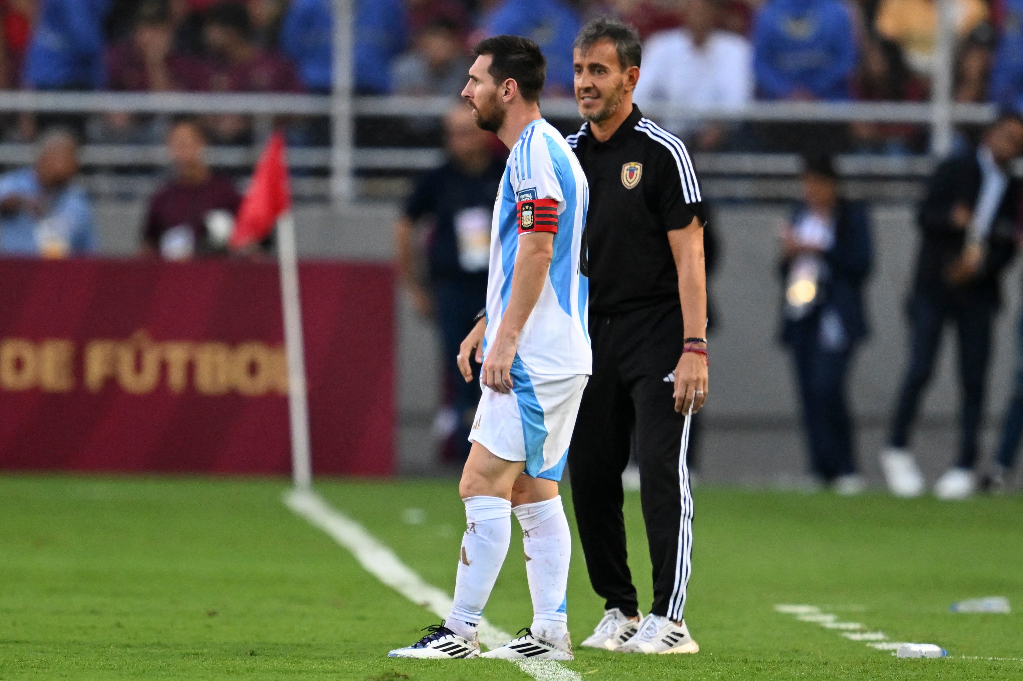 Lionel Messi junto a Fernando Batista, entonces entrenador de Venezuela, durante un partido eliminatorio rumbo al Mundial 2026.