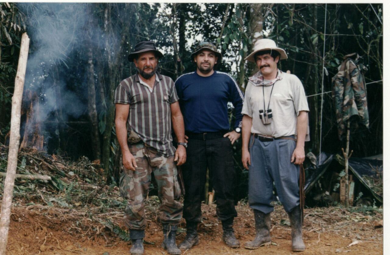 José Campos, (centro) va a encabezar el grupo y le acompañará el baqueano German Loaiza (isquierda). A la derecha el geólogo Wilfredo Rojas, géologo fallecido en enero, quien por años buscó el avión Foto: José Campos.