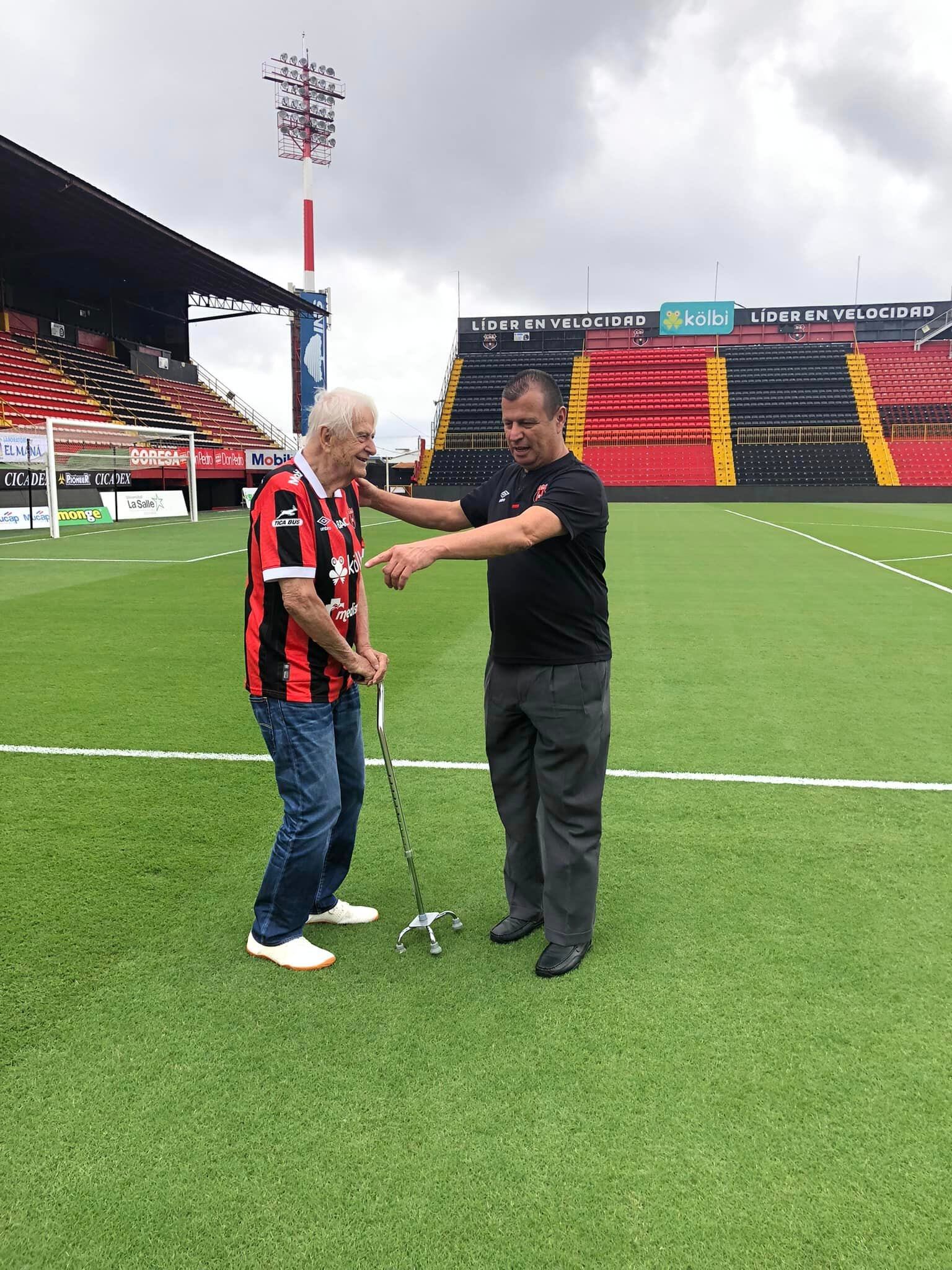 Iván Mraz se veía muy contento al pisar la gramilla híbrida del Estadio Alejandro Morera Soto.