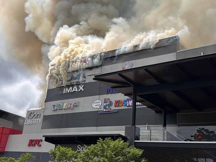 El incendio se reportó a eso de las 9:30 a.m. de este sábado.