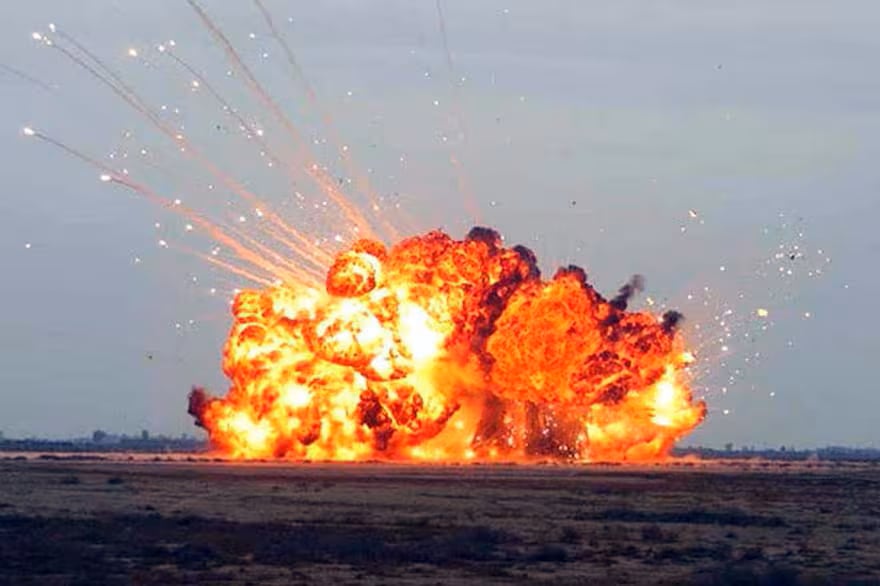 China prueba una bomba no nuclear que genera fuego sostenido y busca un control preciso del daño en escenarios de guerra urbana.