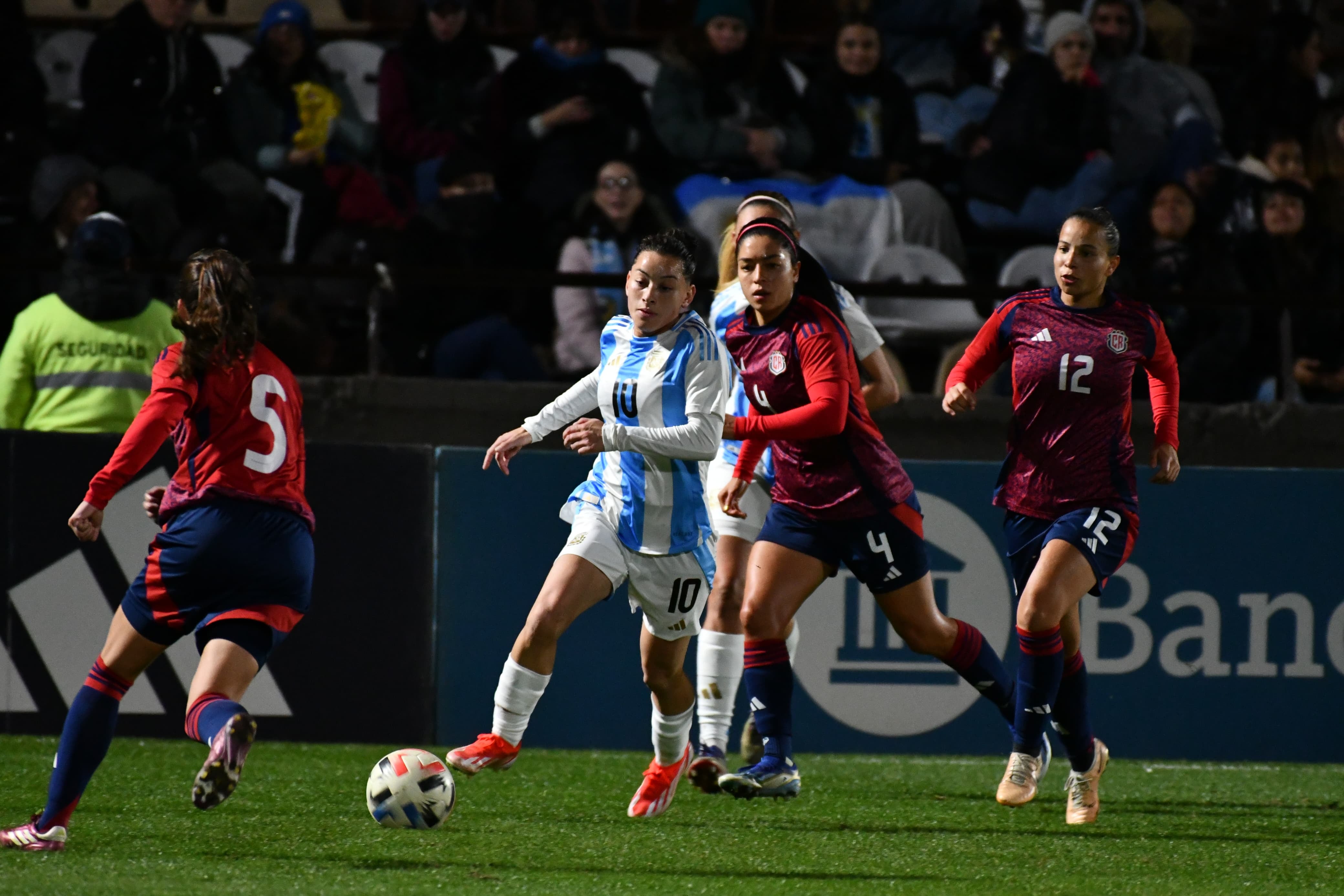 Valeria del Campo (5), Mariana Benavides (4) y María Paula Elizondo (12) tratan de marcar a Maricel Pereyra, quien anotó el primer gol del juego entre Argentina y Costa Rica.