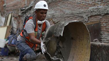 El hombre amputado que ayuda a sacar escombros tras terremoto en México