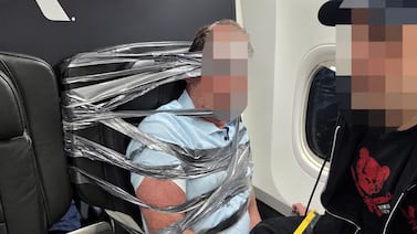 Pasajero fue amarrado con cinta adhesiva en pleno vuelo por una insólita razón