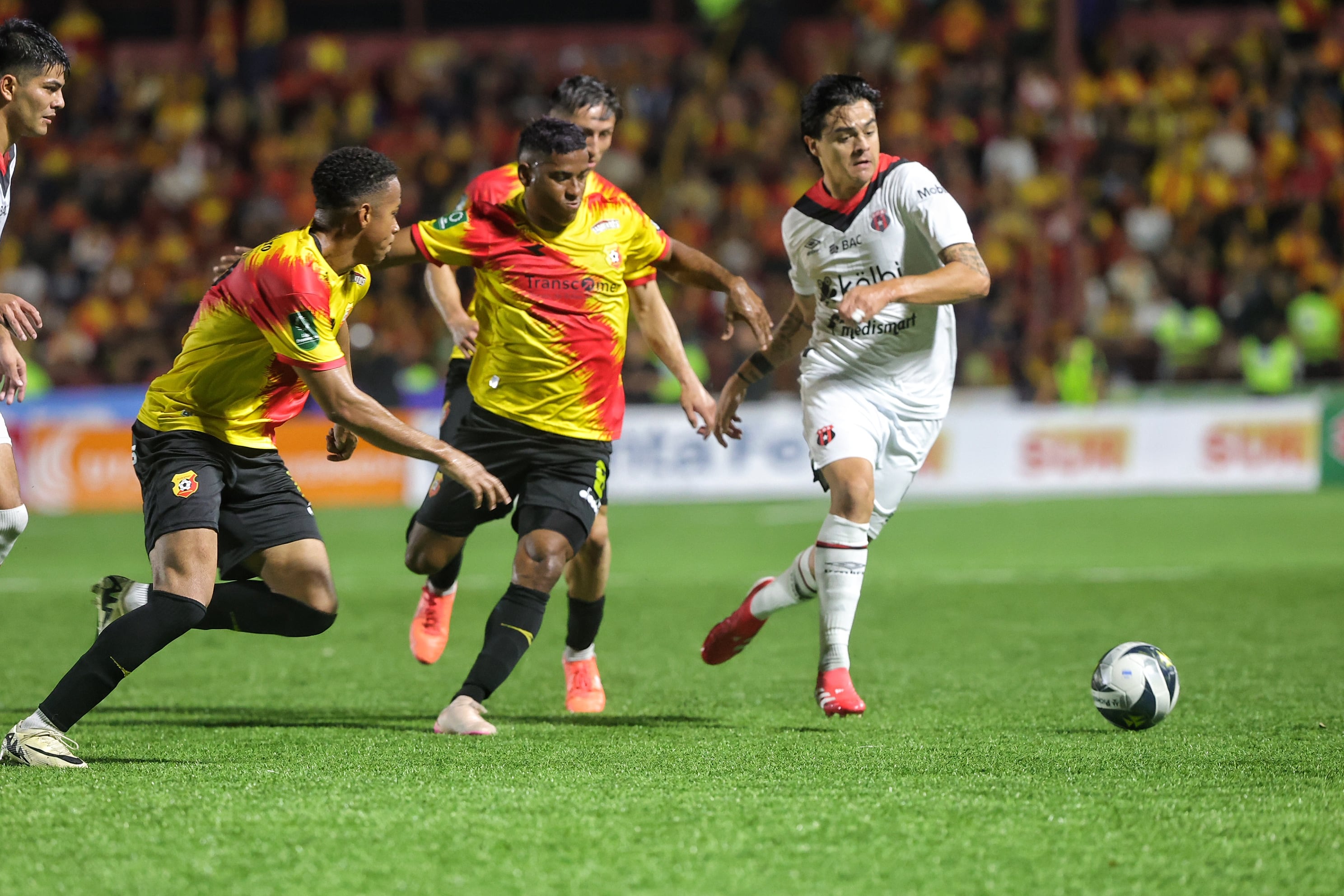 28/05/2025/ Juego entre Club Sport Herediano vs Liga Deportiva Alajuelense por el partido de vuelta de la gran final el torneo Clausura de la Liga Promerica en el estadio Carlos Alvarado / foto John Durán