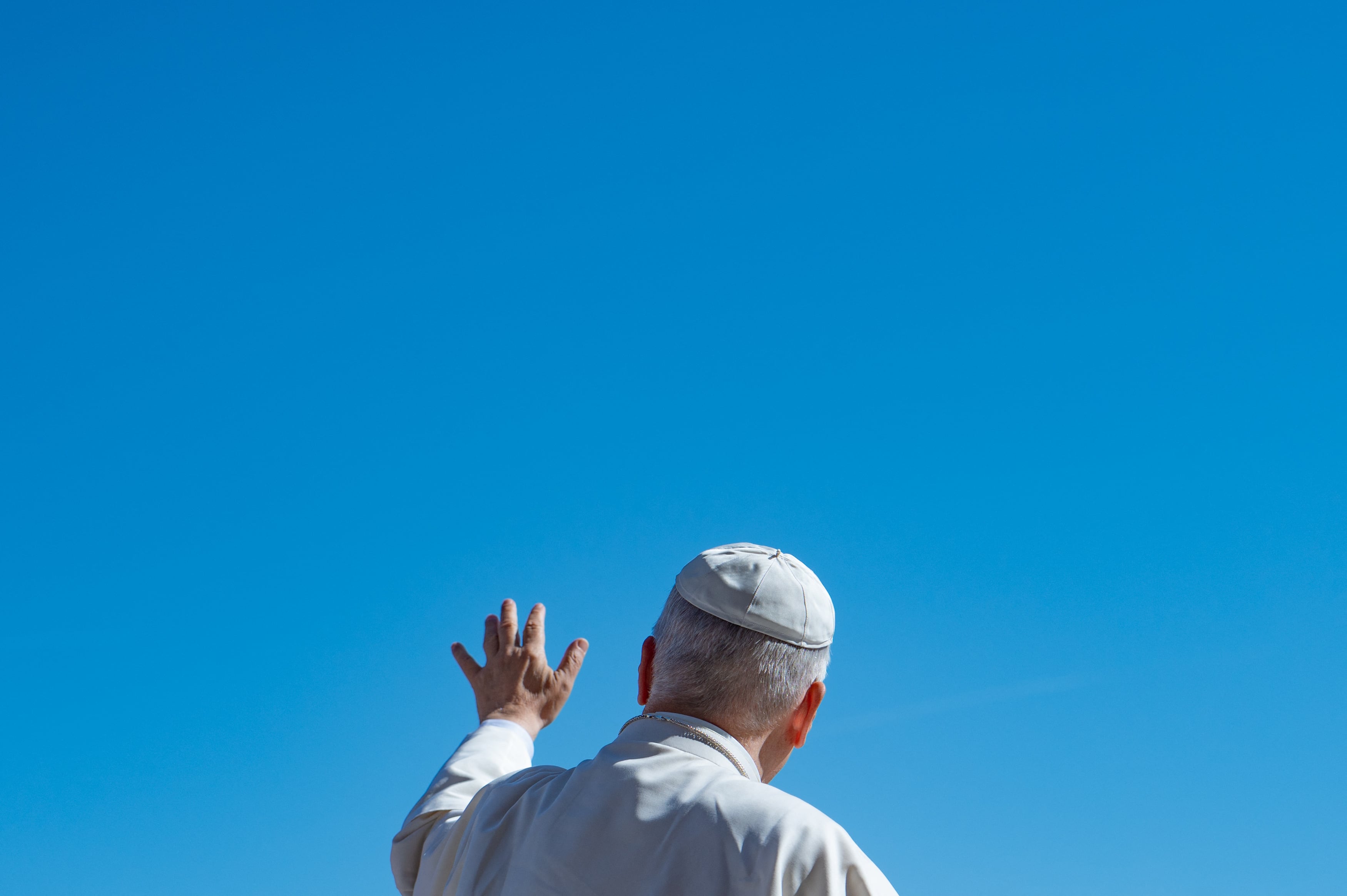 El Papa León XIV saluda a los fieles a su llegada en el papamóvil a la Plaza de San Pedro en el Vaticano, antes de presidir su audiencia general semanal el 29 de abril de 2026.