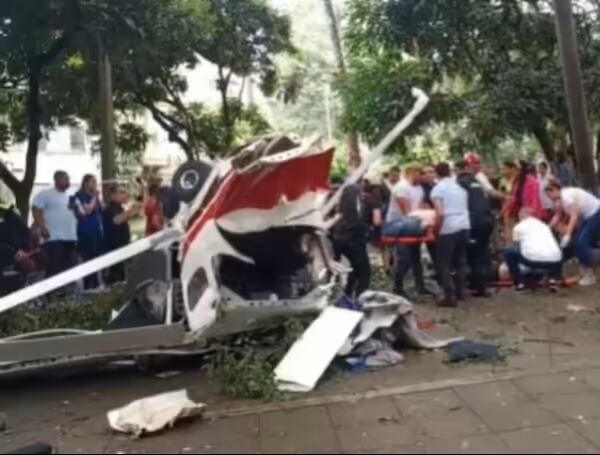 Avioneta se desplomó en calle de Medellín; piloto y pasajera resultaron heridos y están hospitalizados.