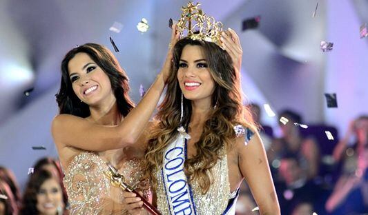 Paulina Vega coronó a Ariadna Gutiérrez como Miss COlombia 2015, meses después pasó lo mismo en Miss Universo, solamente que la corona a Ariadna le duró minutos. Foto: Archivo