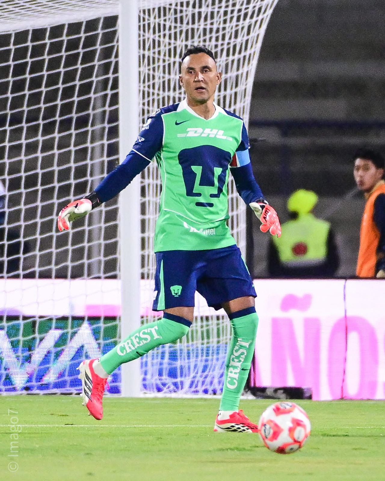 Keylor Navas utilizó este llamativo uniforme en el compromiso de Pumas ante Toluca por la Liga MX.