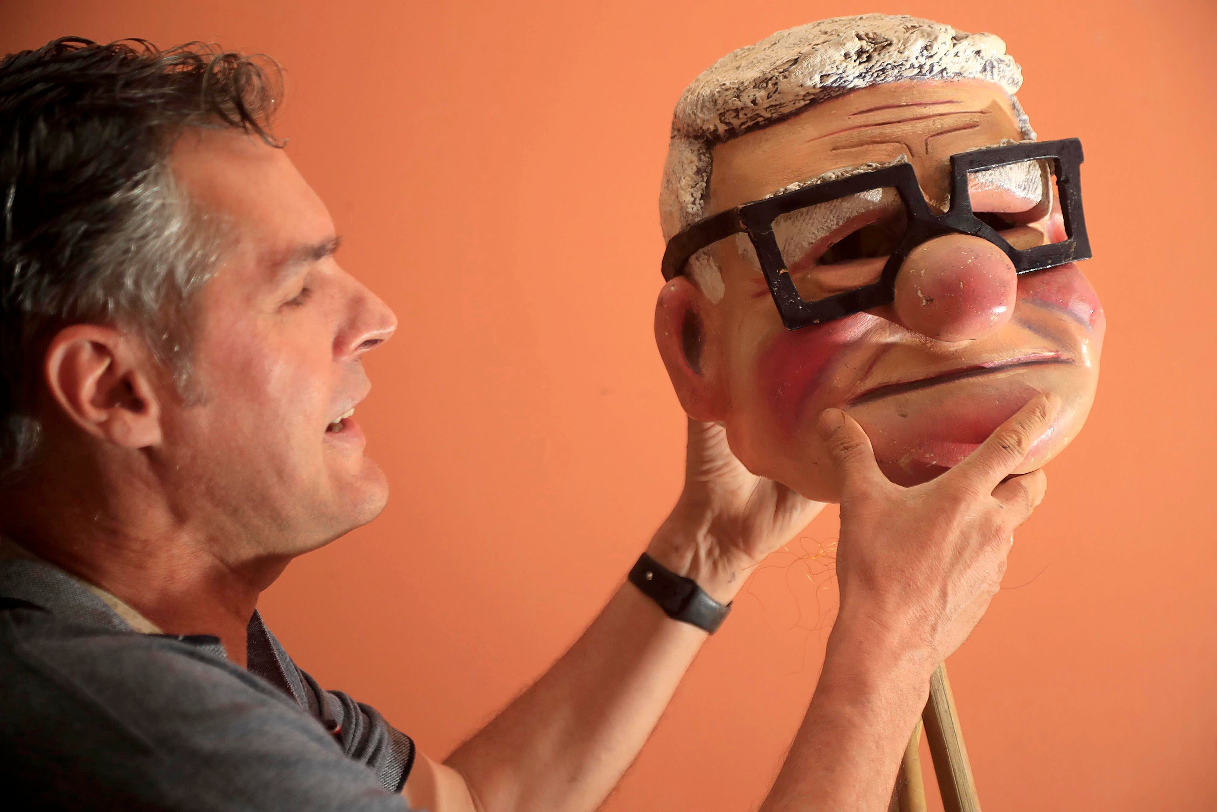 18/10/2023 Santo Domingo de Heredia. Mascarero Danis Lara, conocido como Danny Lara. El taller en donde están y las herramientas que utiliza y algunas de las máscaras que ha hecho, entre las que destacan los tradicionales diablos y brujas, así como también personajes de su inspiración como Bob Marley, Mafalda y Salvador Dalí.